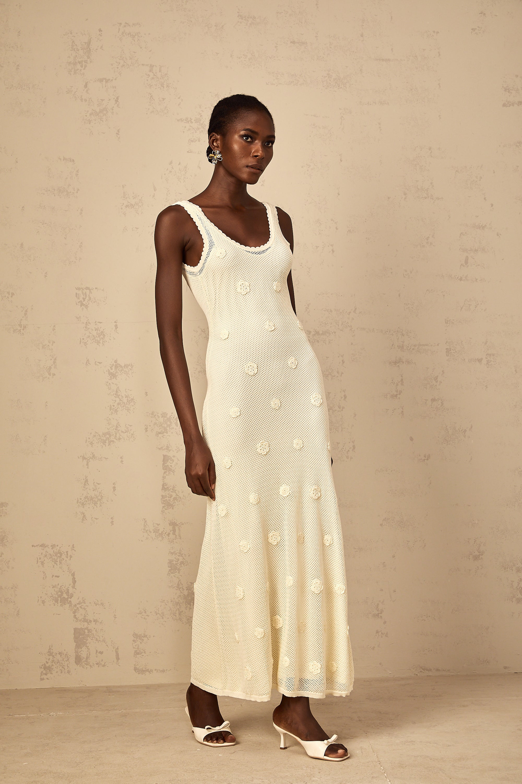 فستان إليونور ماكسي كروشيه مطرز بالورود