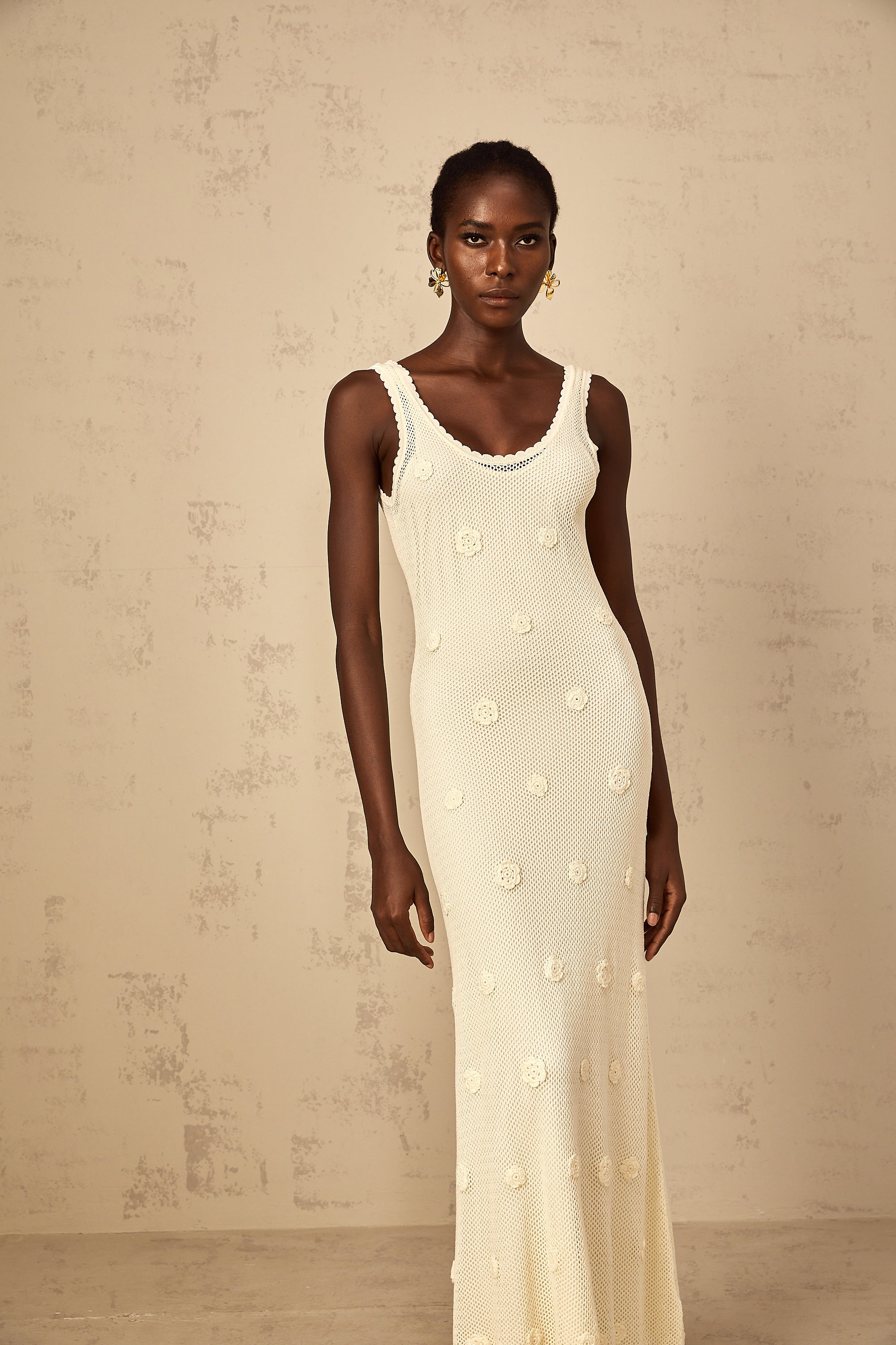 فستان إليونور ماكسي كروشيه مطرز بالورود