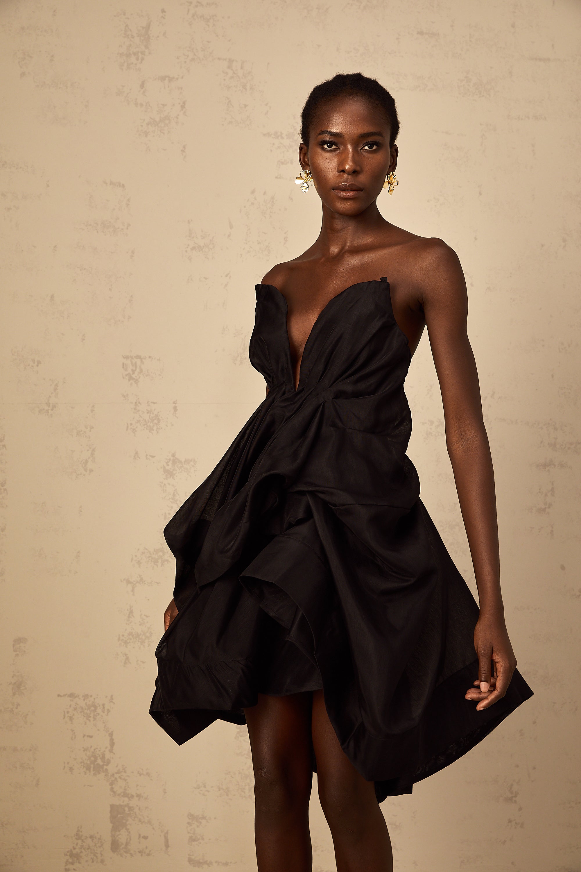 فستان إيليدا القصير ذو الطيات غير المتماثلة