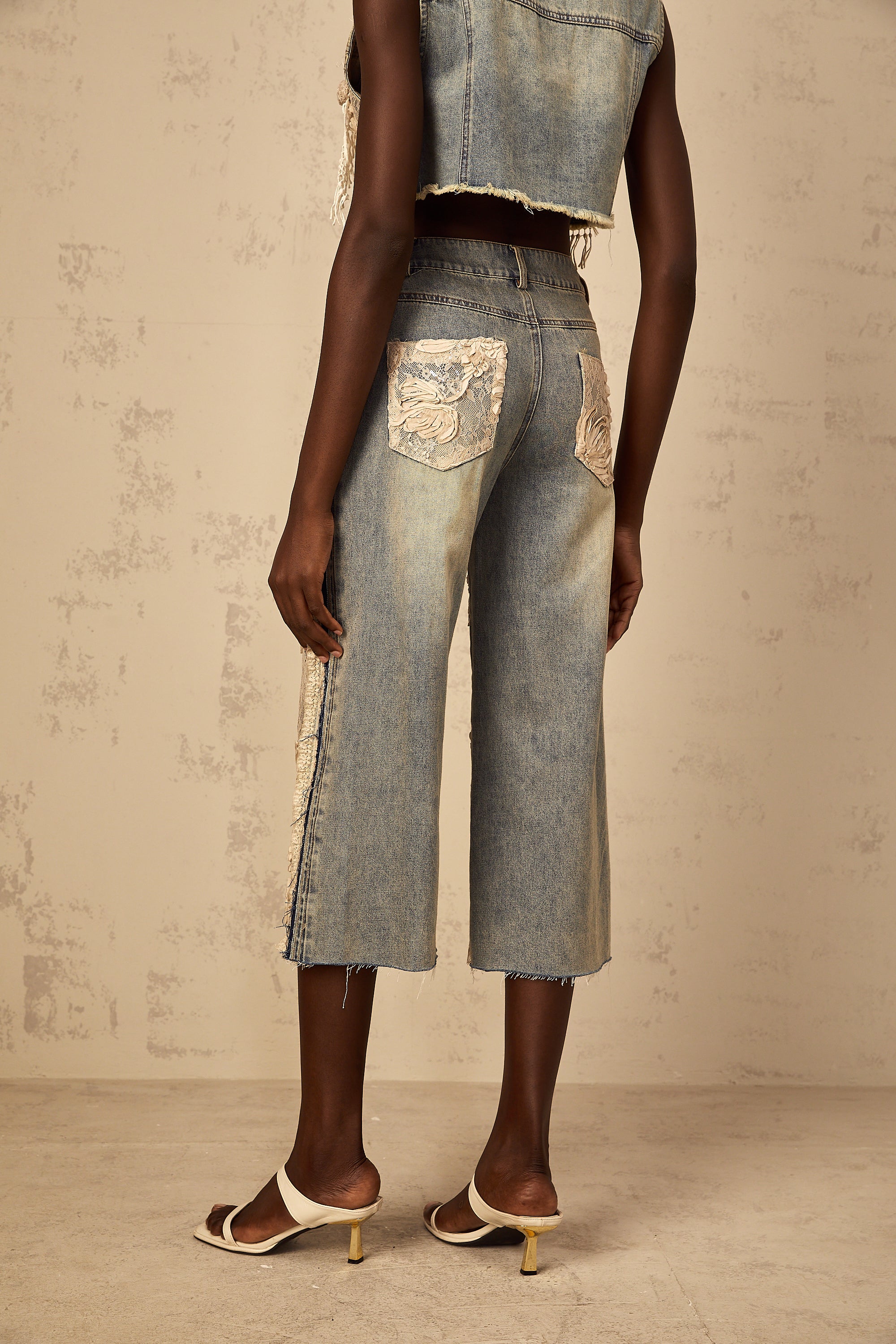 بنطال جينز أزرق مزين بدانتيل مزهر