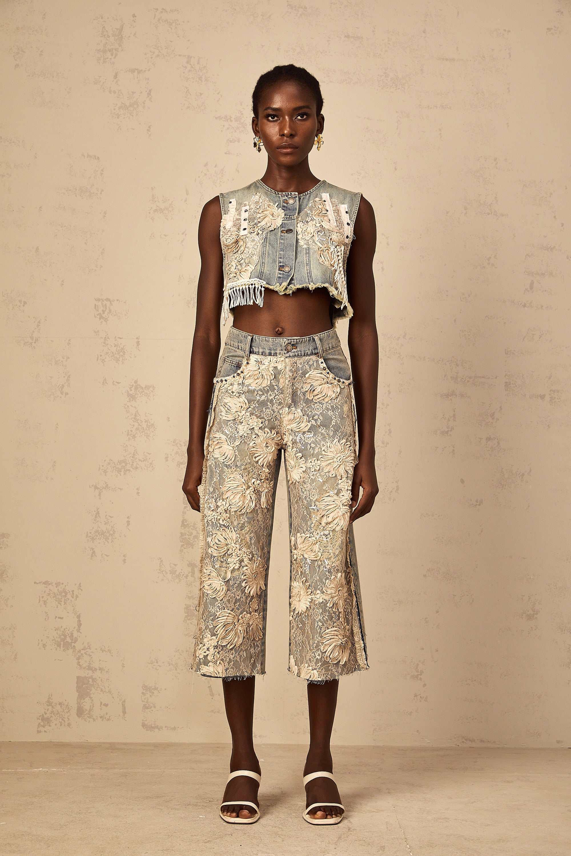 بنطال جينز أزرق مزين بدانتيل مزهر