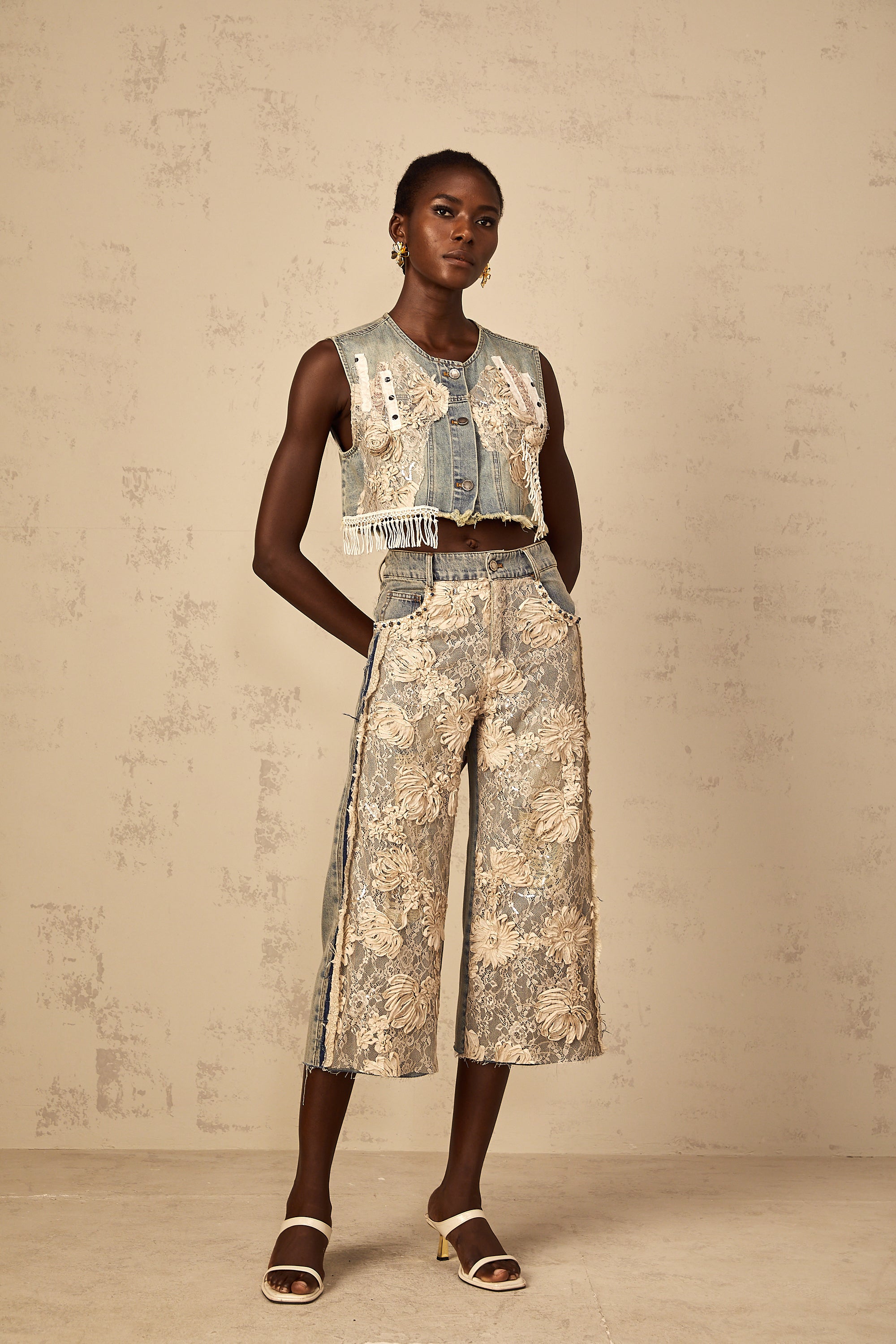 بنطال جينز أزرق مزين بدانتيل مزهر