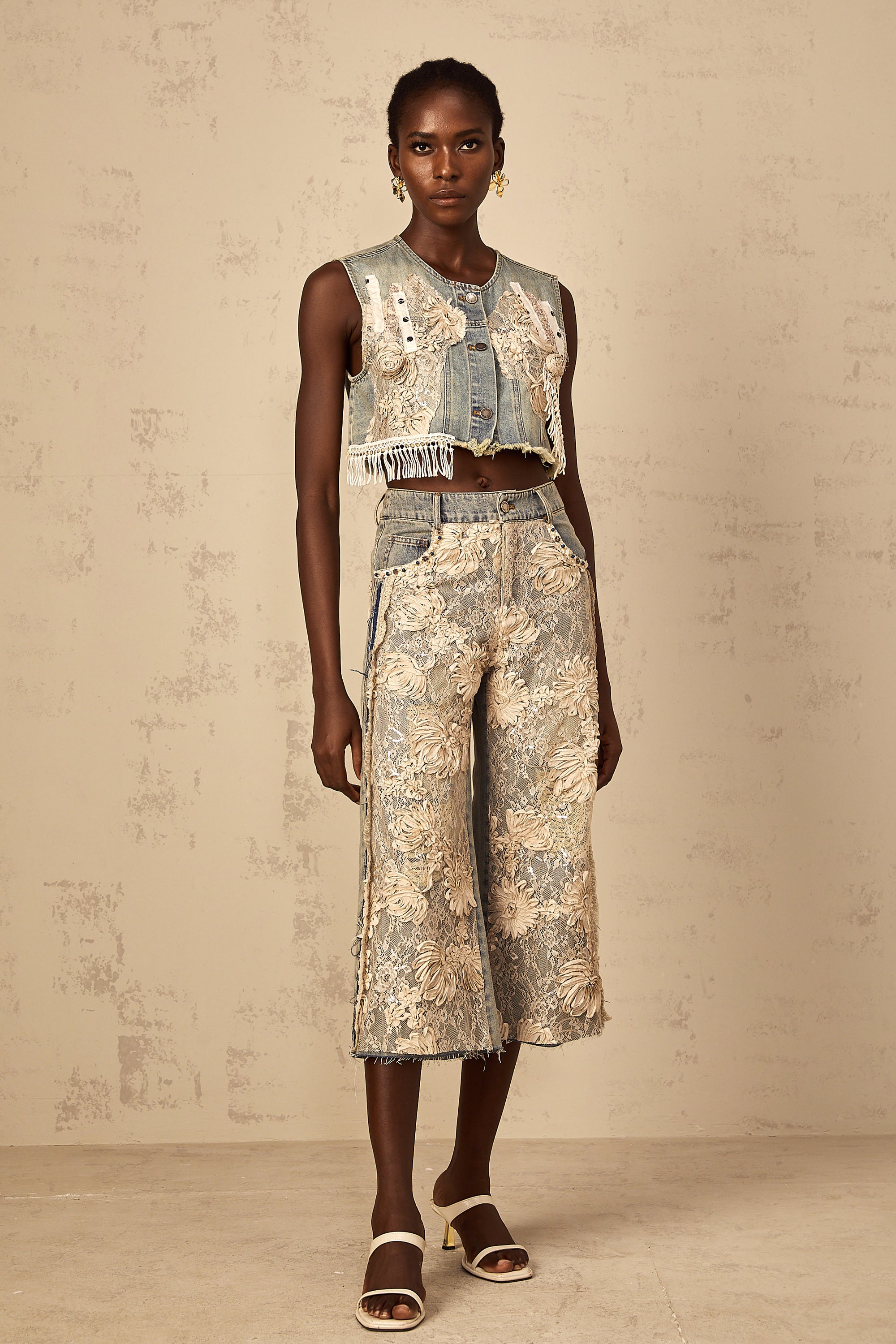 بلوزة جينز قصيرة مزينة بأجزاء من الدانتيل باللون الأزرق الأمارلس