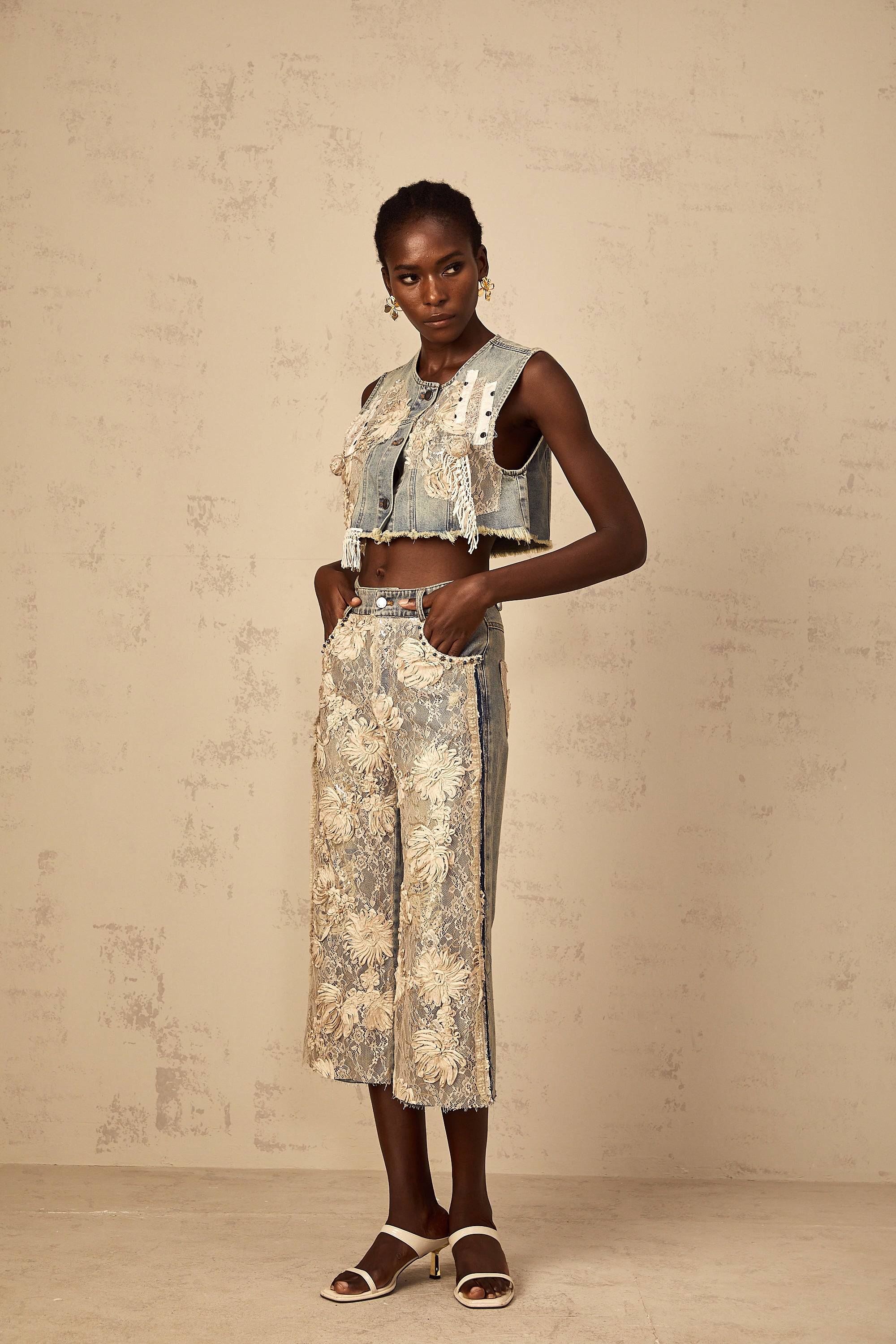 بلوزة جينز قصيرة مزينة بأجزاء من الدانتيل باللون الأزرق الأمارلس