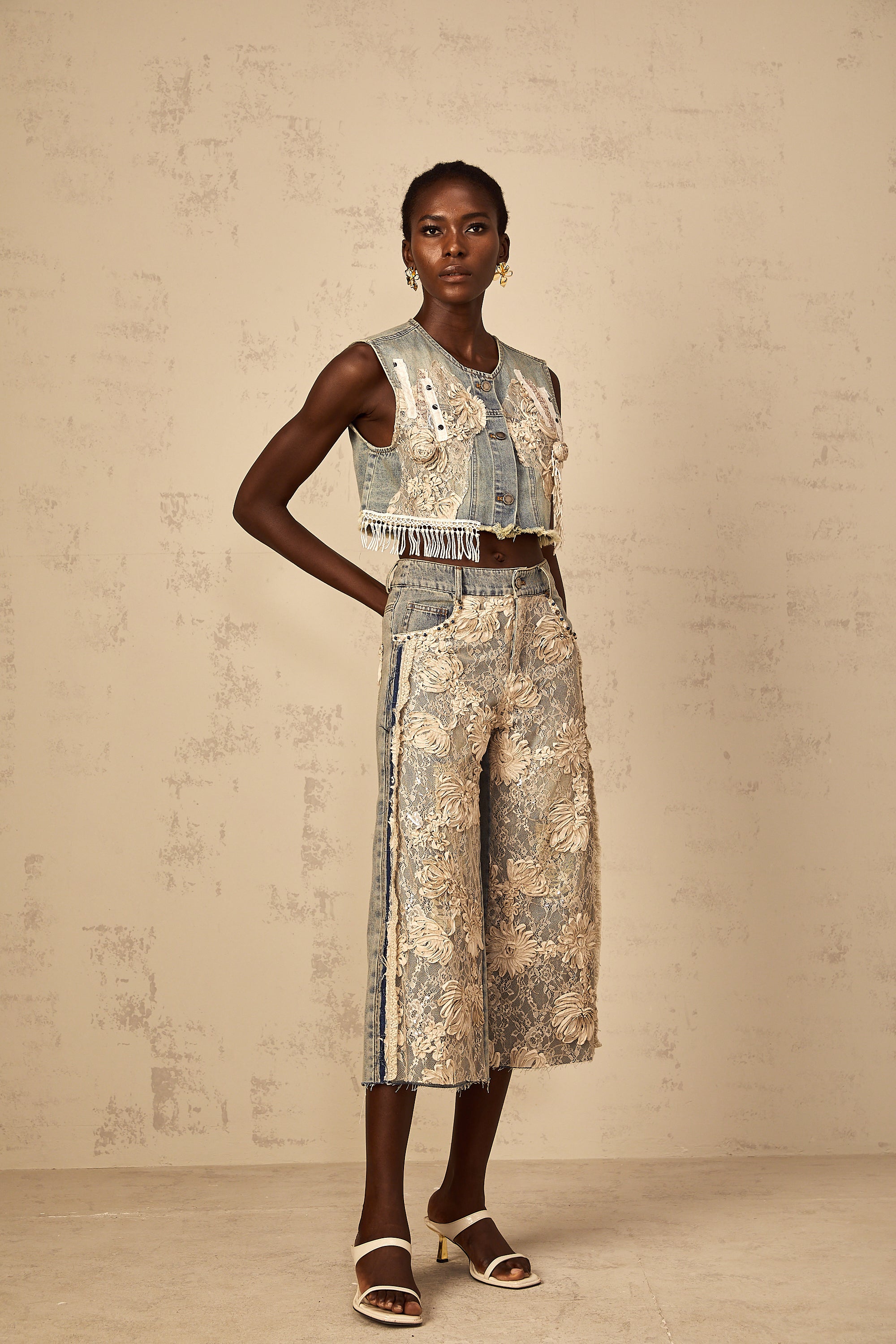 بنطال جينز أزرق مزين بدانتيل مزهر