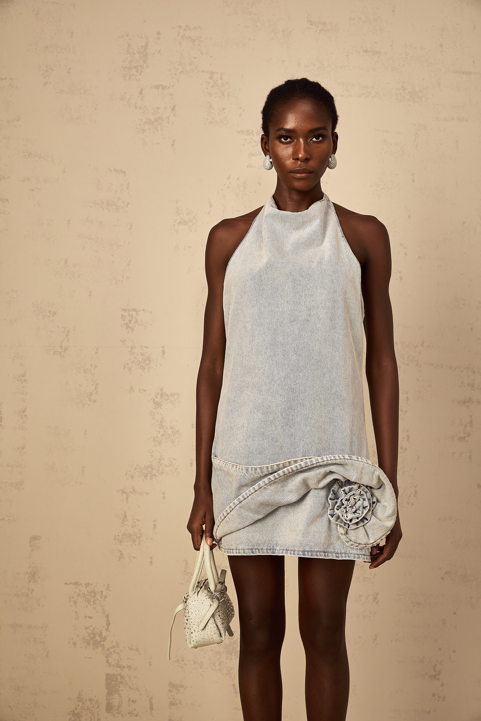 فستان جينز قصير من هياسينث باللون الأزرق الفاتح برقبة على شكل حرف V