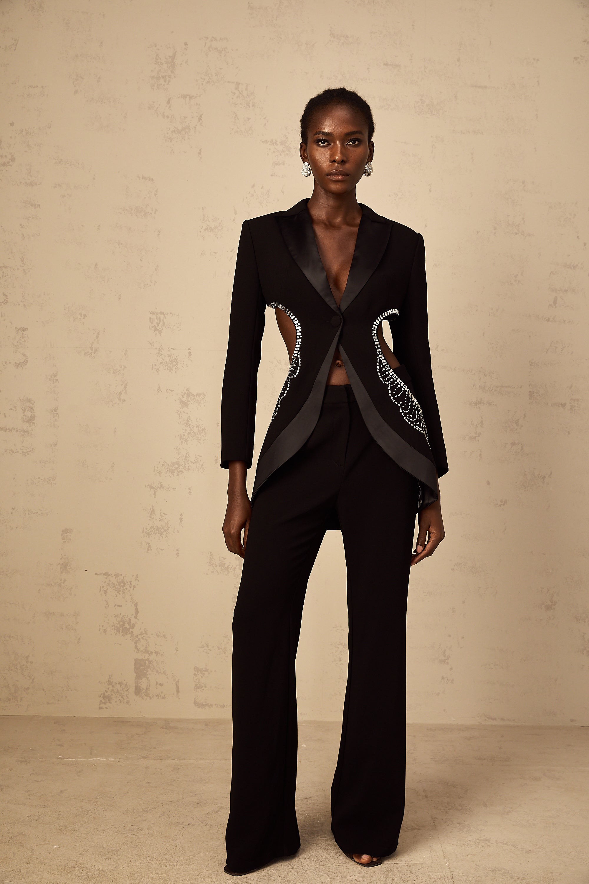 طقم بليزر وبنطال من Annabelle باللون الأسود بتصميم مزخرف ومُقصوص