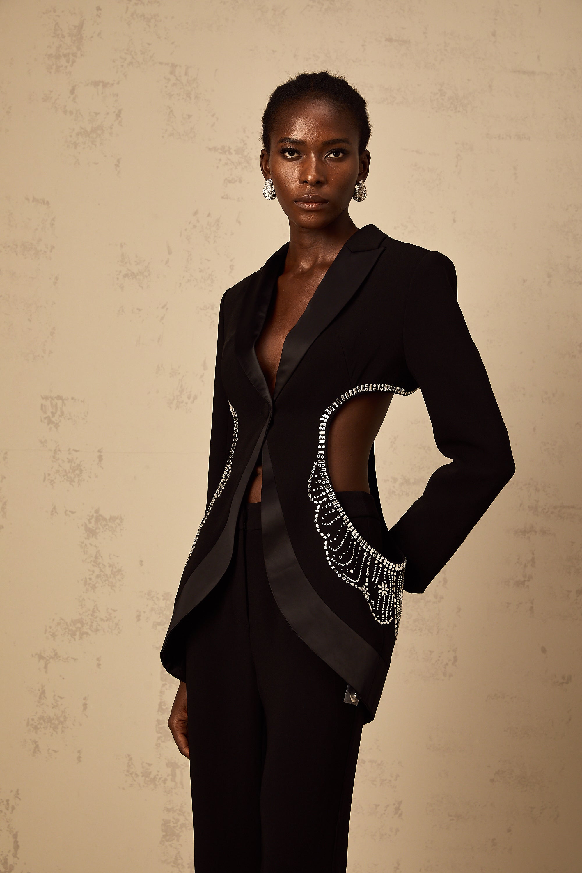 طقم بليزر وبنطال من Annabelle باللون الأسود بتصميم مزخرف ومُقصوص