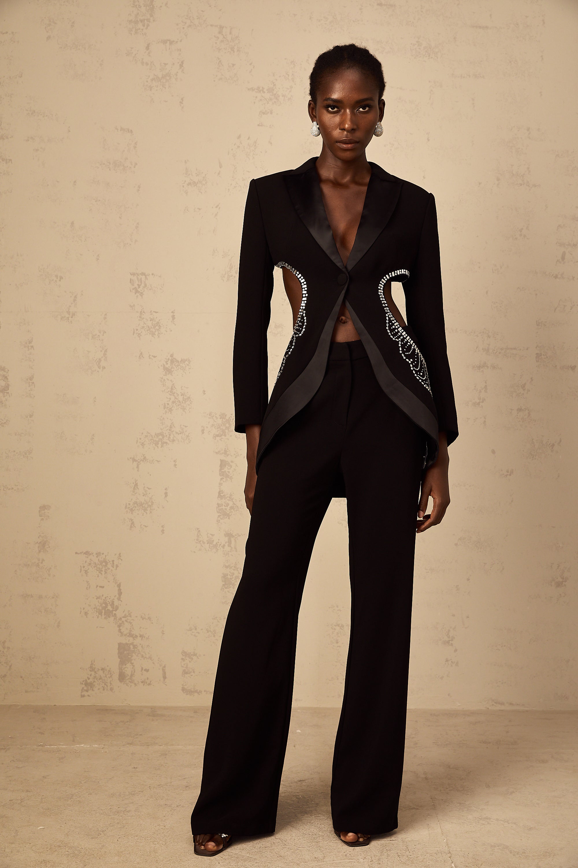 طقم بليزر وبنطال من Annabelle باللون الأسود بتصميم مزخرف ومُقصوص