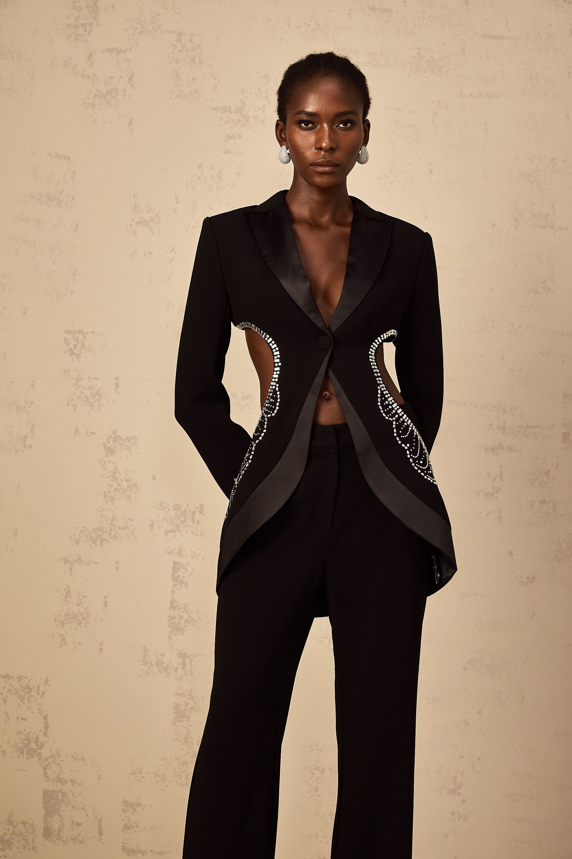 طقم بليزر وبنطال من Annabelle باللون الأسود بتصميم مزخرف ومُقصوص