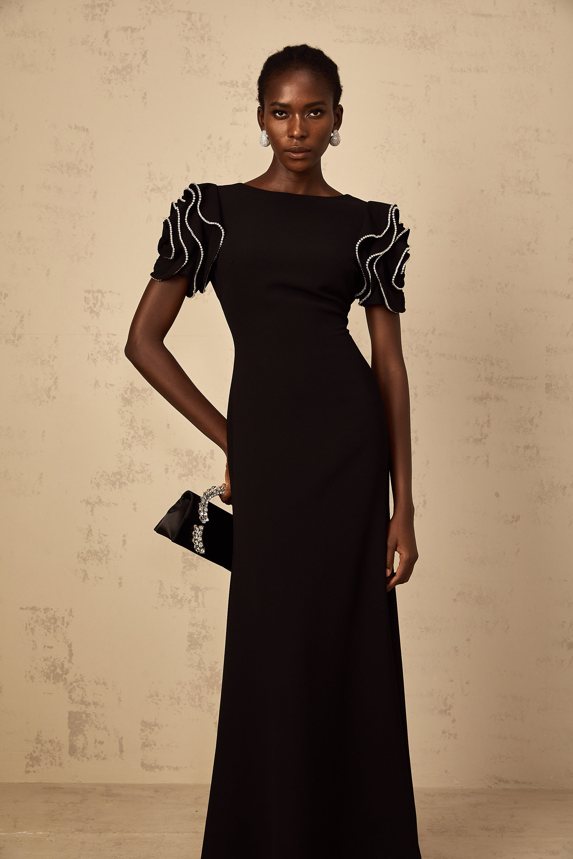 فستان برويير ماكسي أسود مزين بالكشكشة