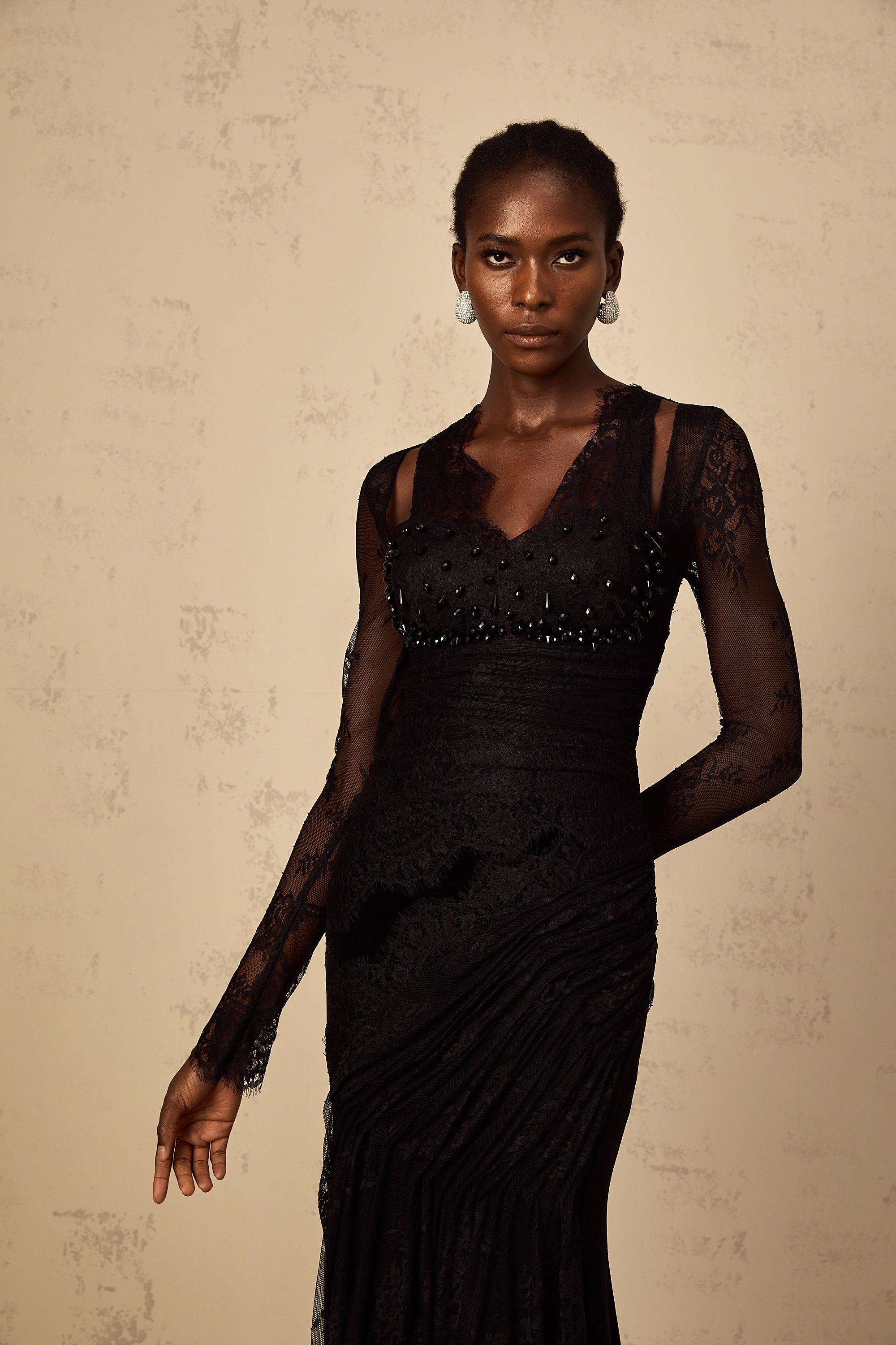 فستان أورسولا ماكسي حورية البحر أسود مزين بالدانتيل المزهر