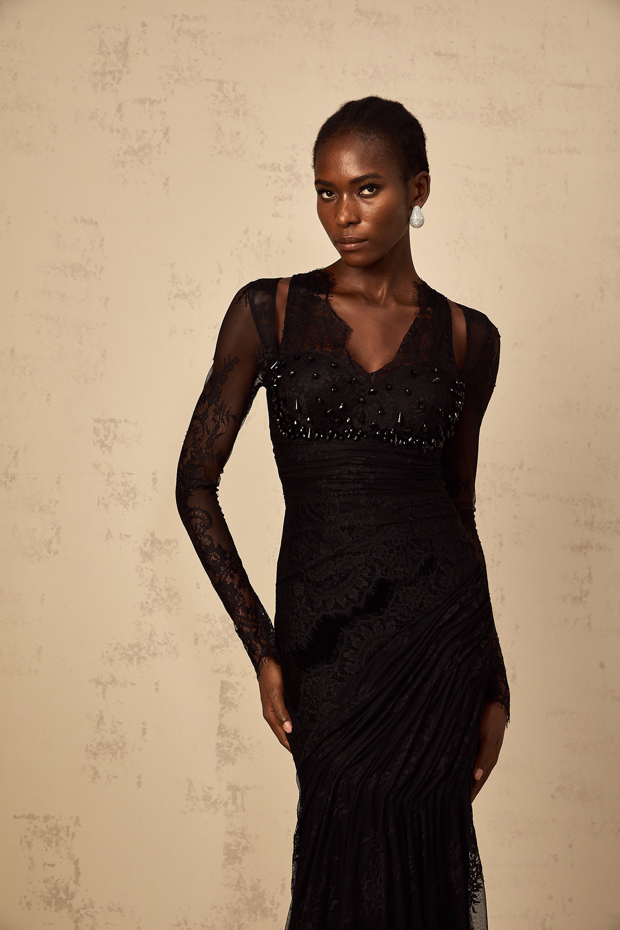 فستان أورسولا ماكسي حورية البحر أسود مزين بالدانتيل المزهر