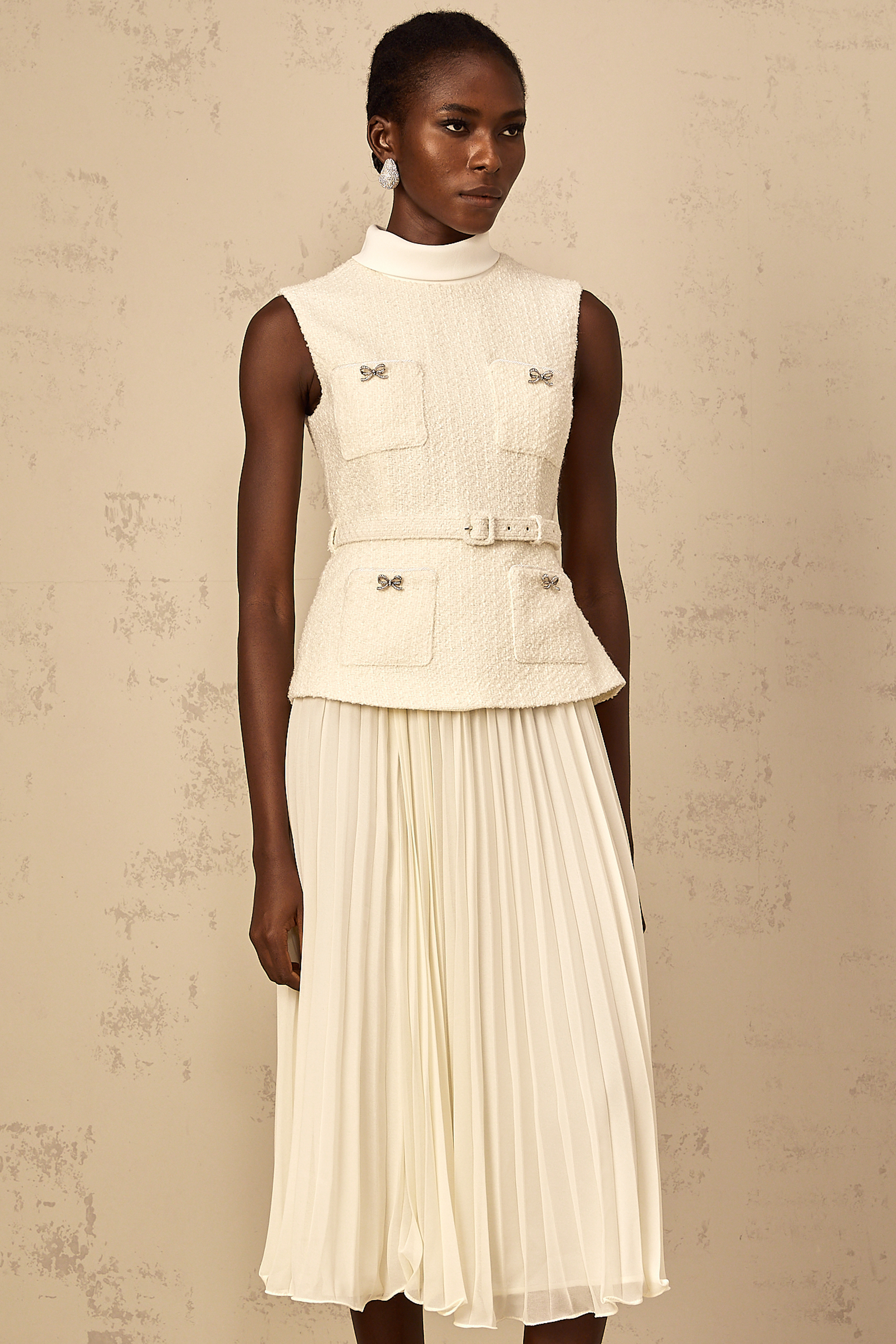 فستان دولسي متوسط الطول من التول باللون الأبيض الفاتح