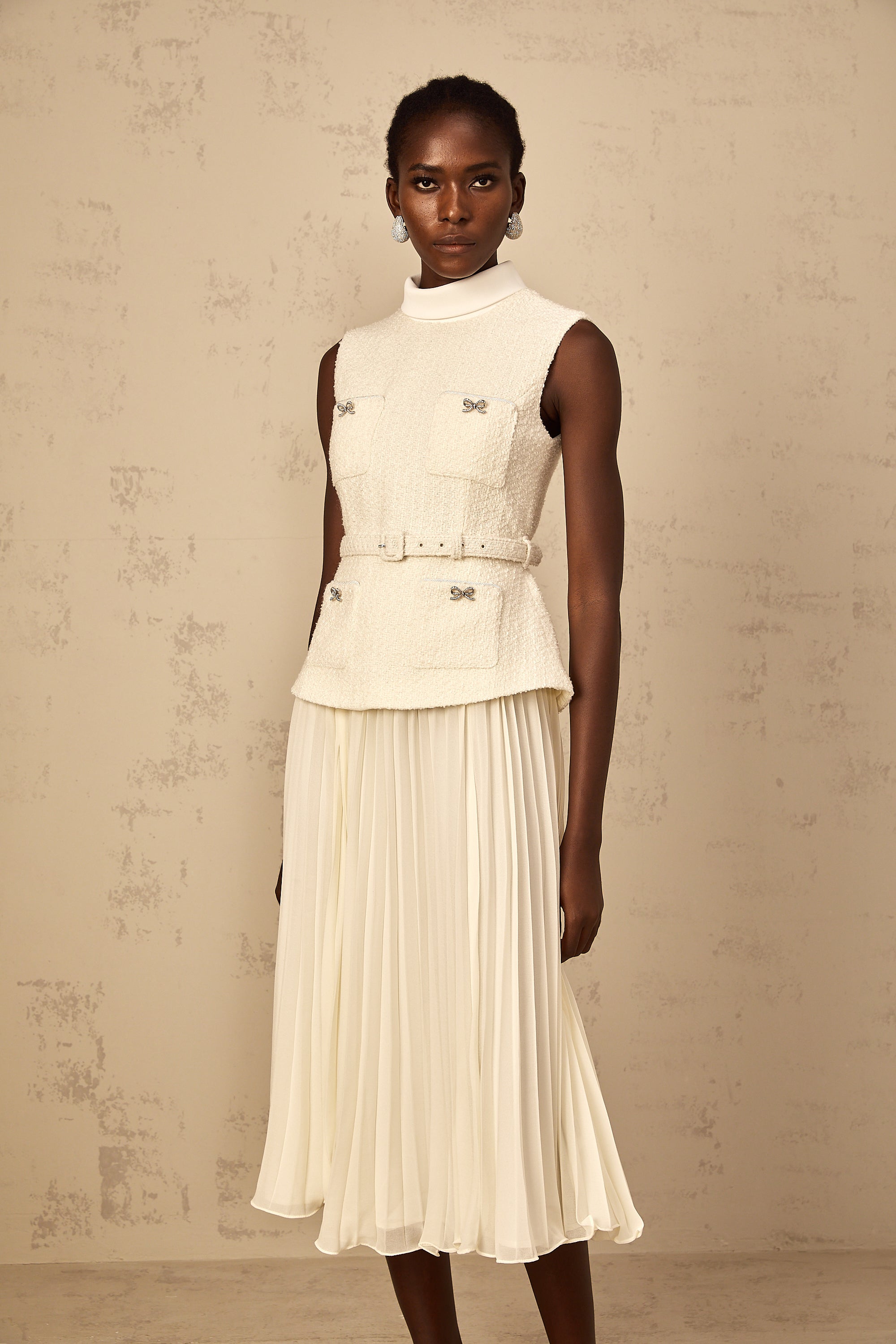 فستان دولسي متوسط الطول من التول باللون الأبيض الفاتح