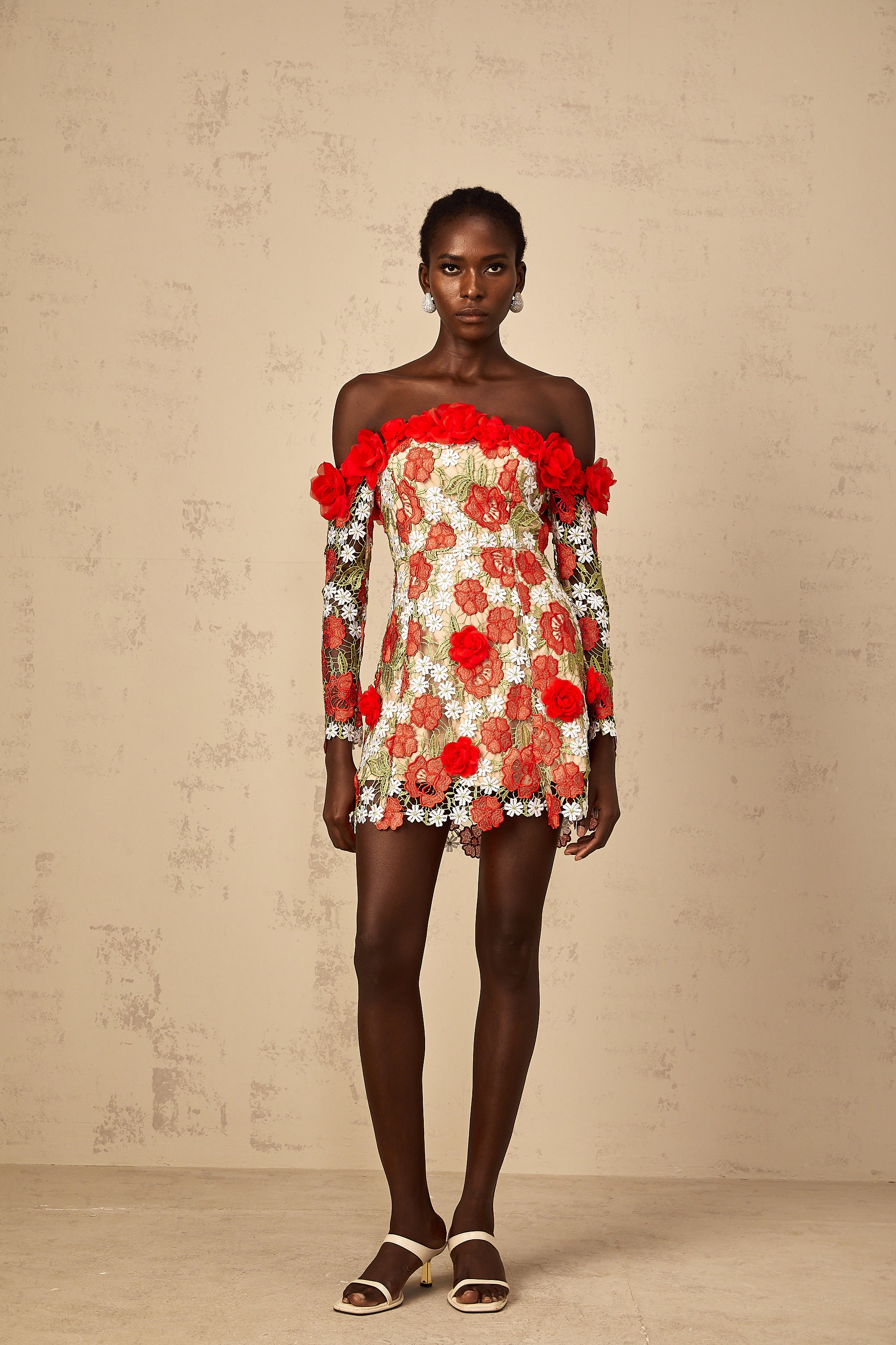 فستان أنايا قصير مطرز بتطريز وردة حمراء