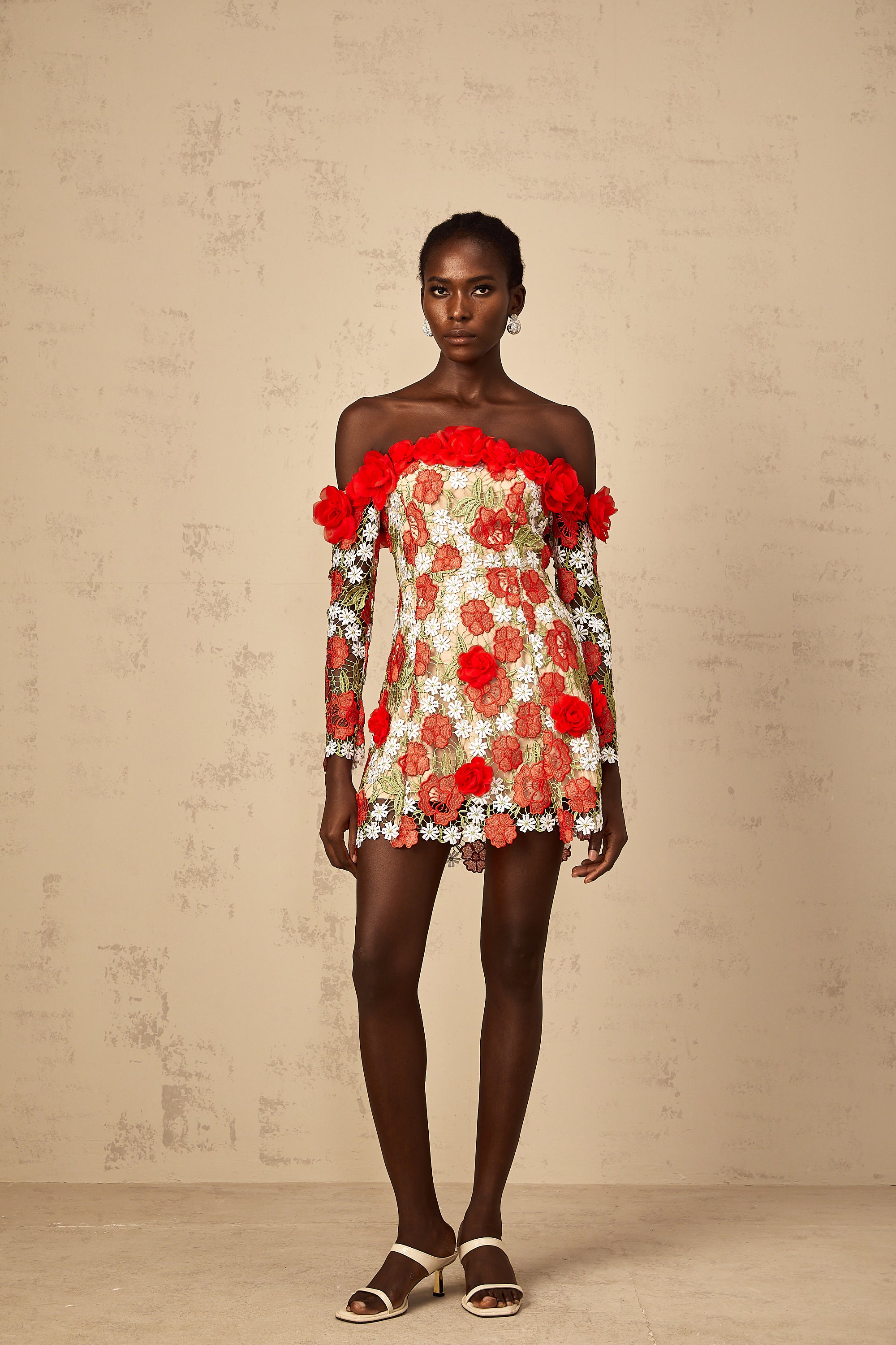 فستان أنايا قصير مطرز بتطريز وردة حمراء