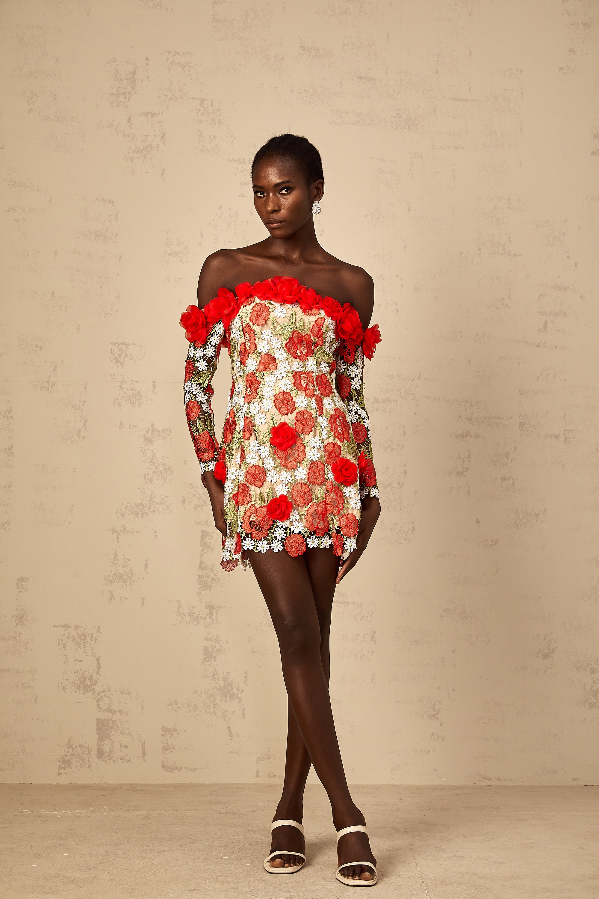 فستان أنايا قصير مطرز بتطريز وردة حمراء