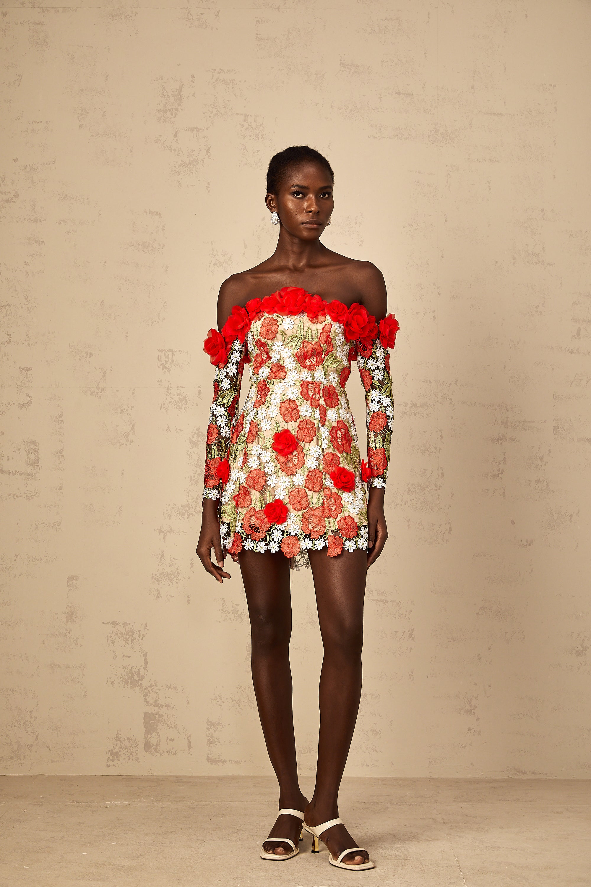 فستان أنايا قصير مطرز بتطريز وردة حمراء