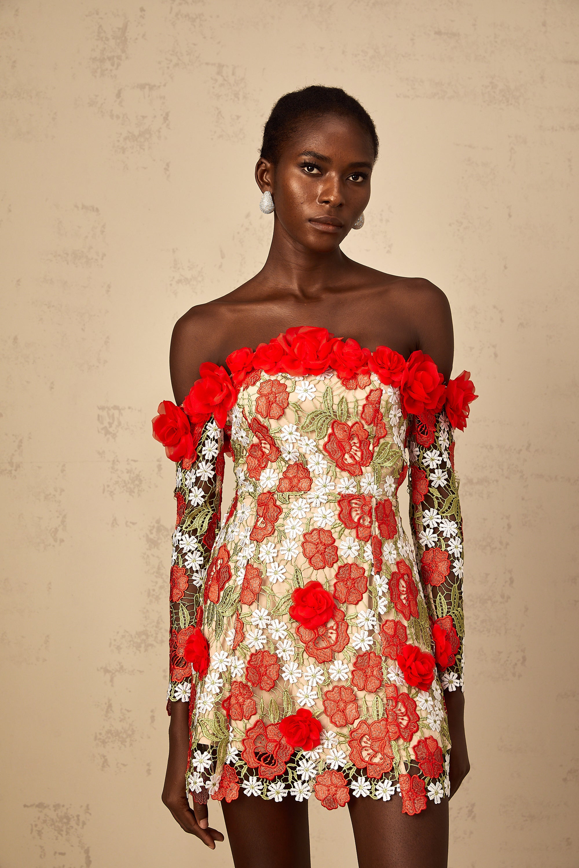 فستان أنايا قصير مطرز بتطريز وردة حمراء