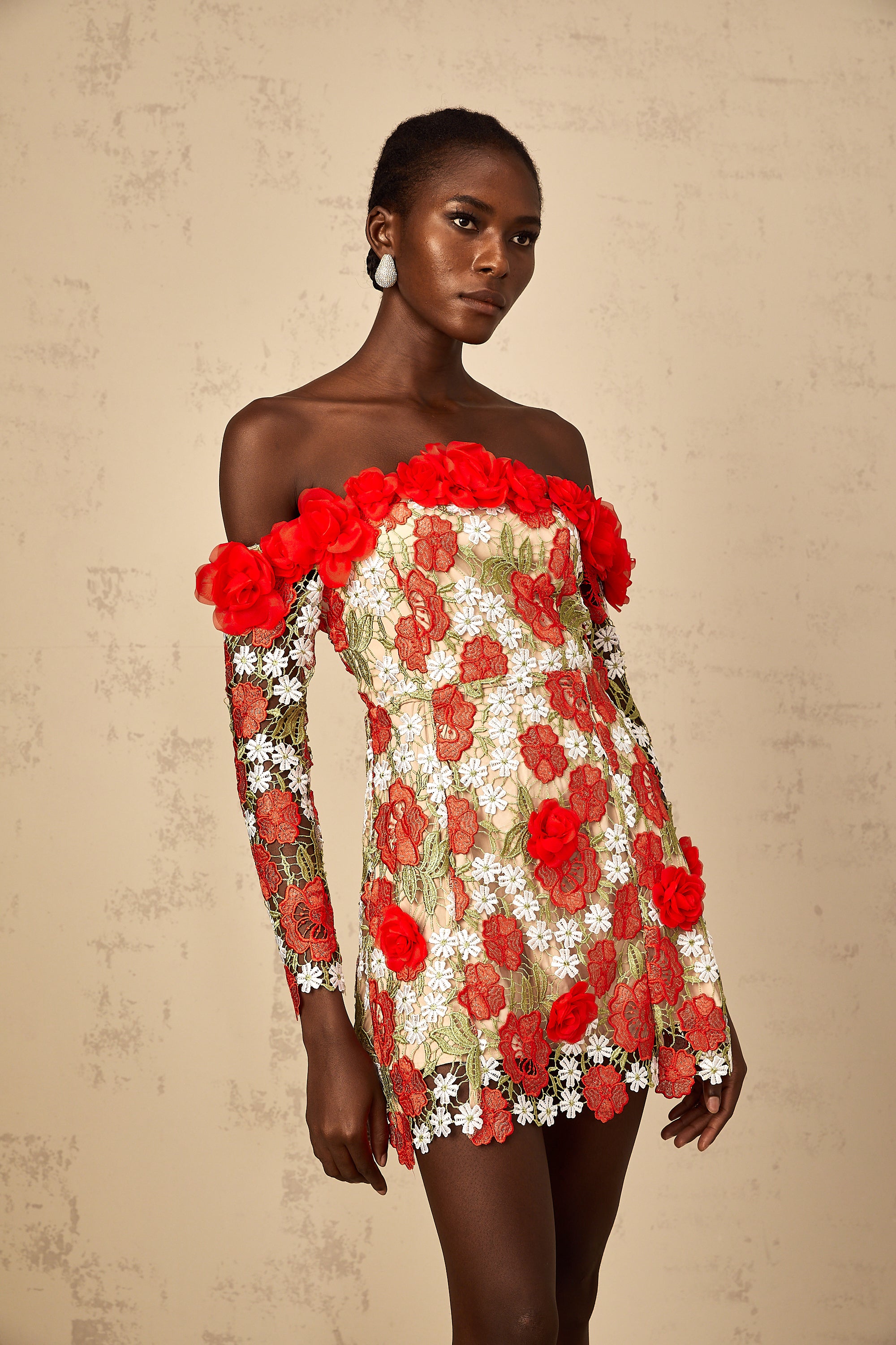 فستان أنايا قصير مطرز بتطريز وردة حمراء