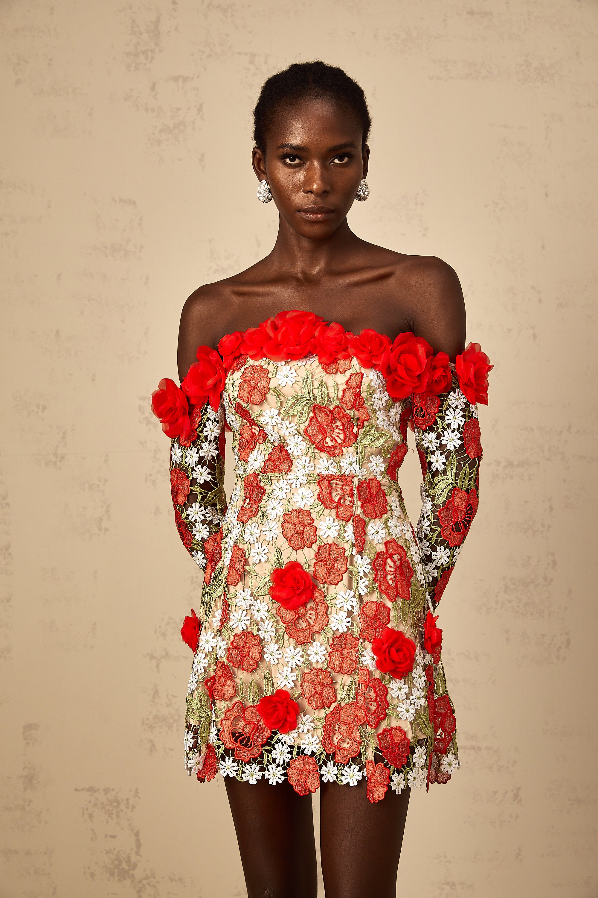 فستان أنايا قصير مطرز بتطريز وردة حمراء