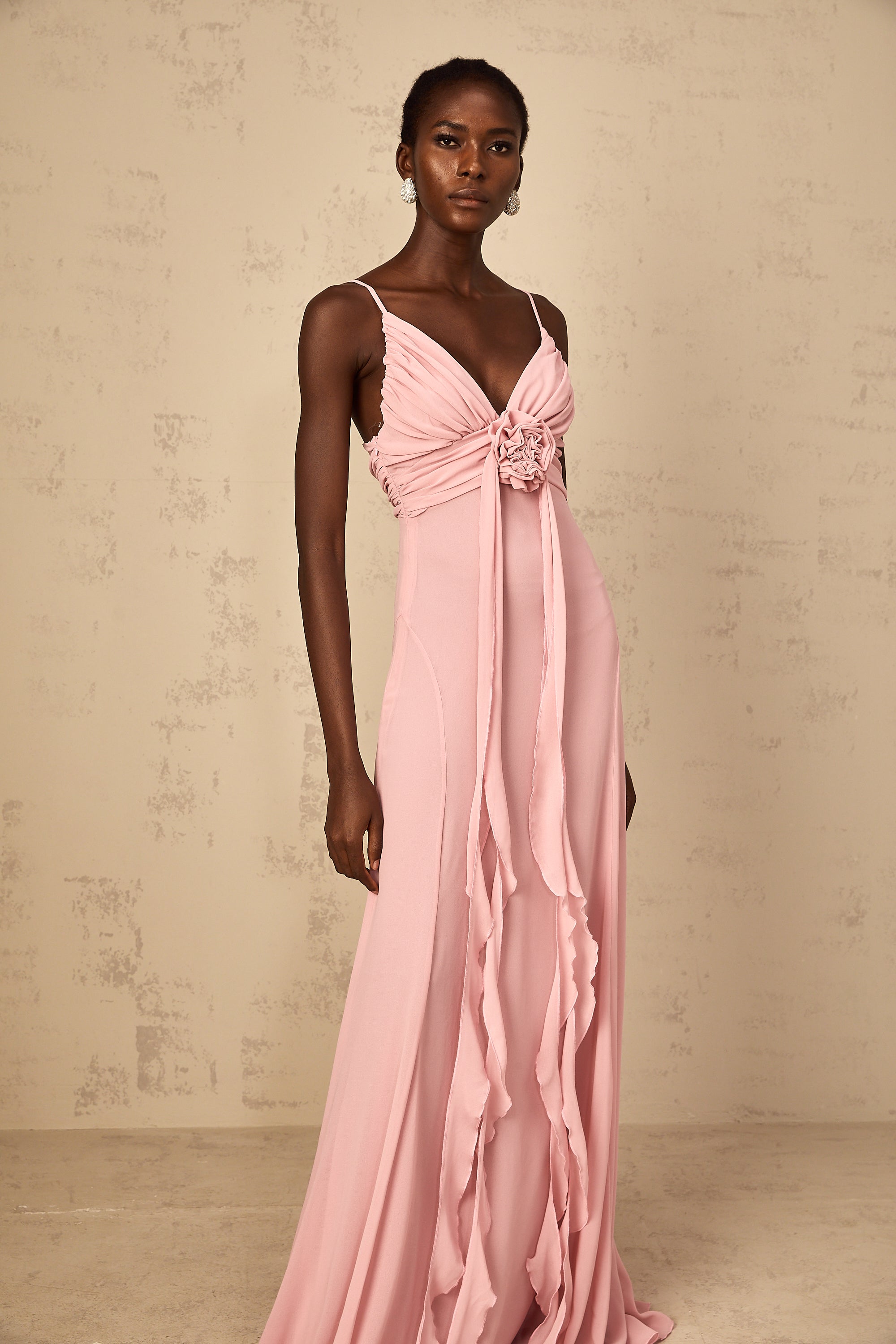 Ysandre – Zartrosa Maxikleid aus Tüll mit 3D-Blütenblättern