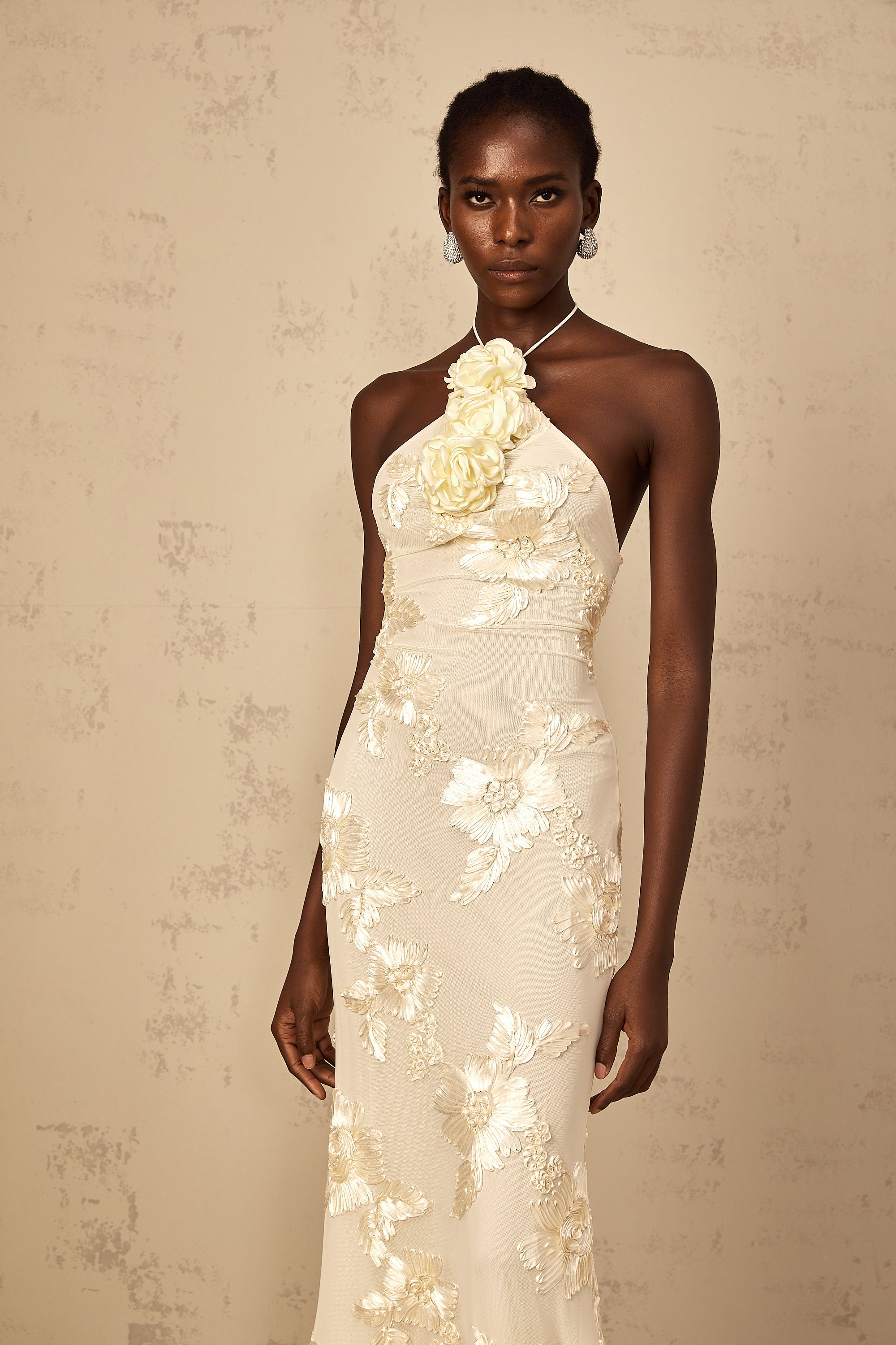 فستان ميلاني نيوترالز ماكسي مطرز بفتحة رقبة على شكل حرف V