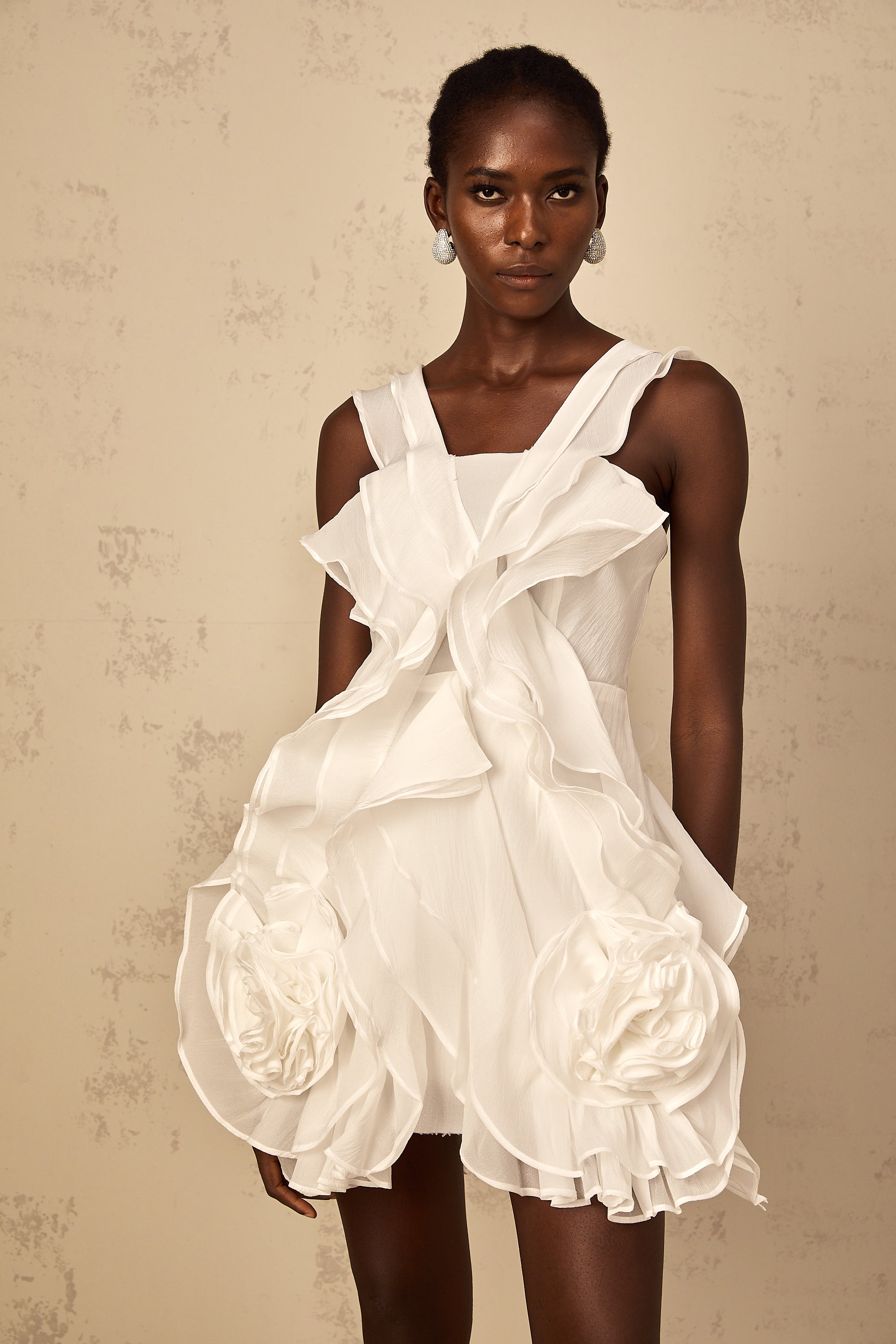 فستان إيلين الأبيض القصير من التول المكشكش