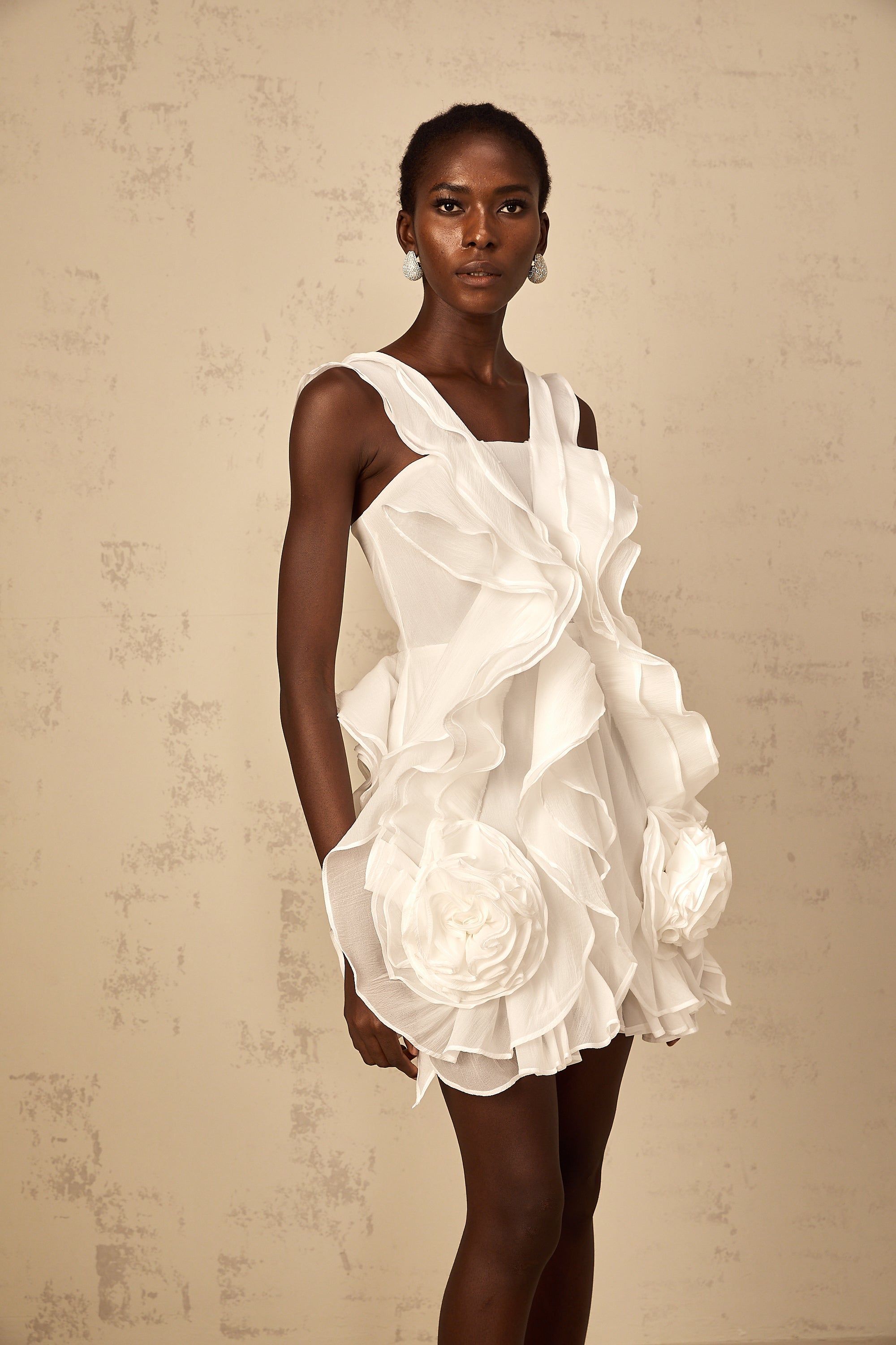 فستان إيلين الأبيض القصير من التول المكشكش