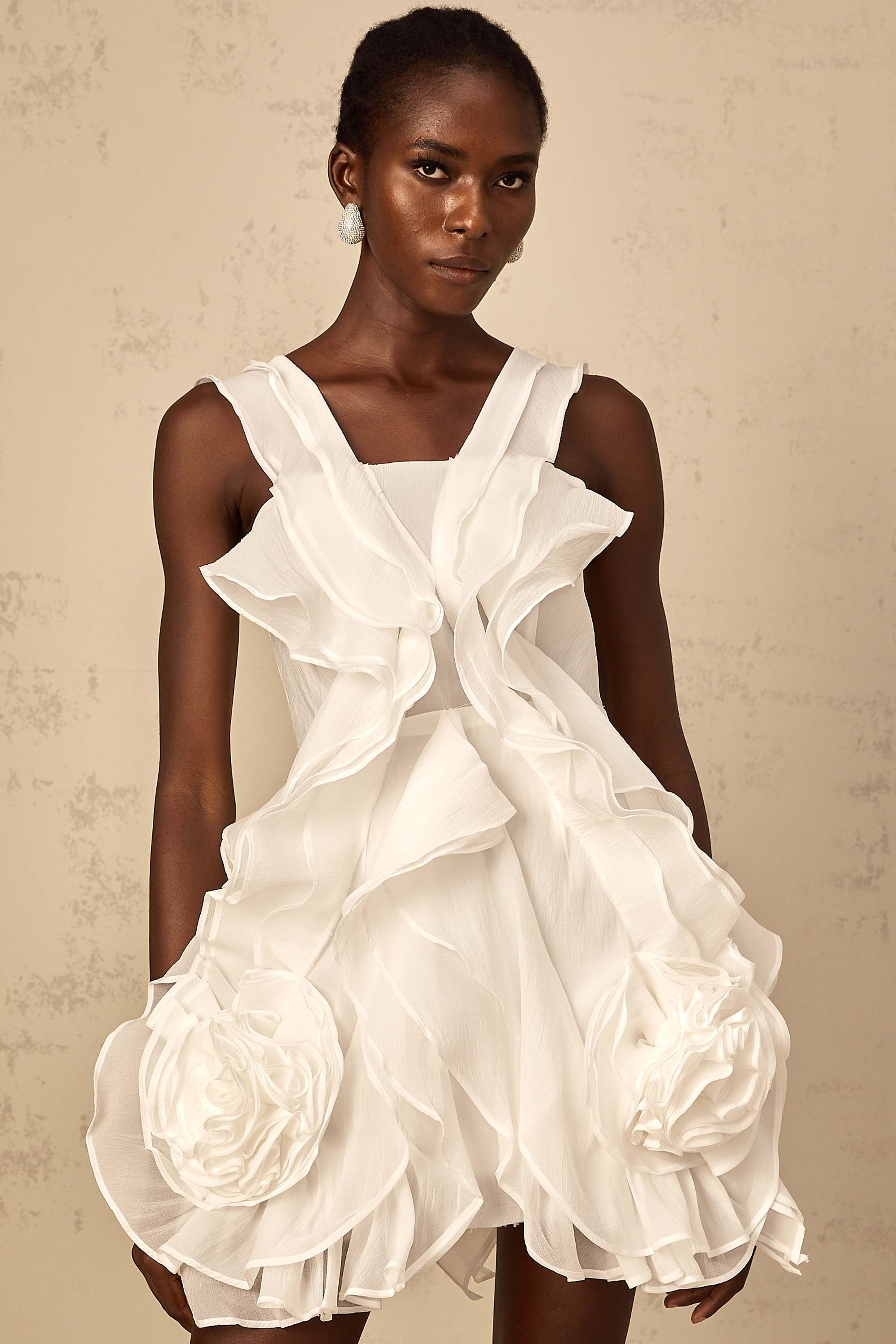 فستان إيلين الأبيض القصير من التول المكشكش