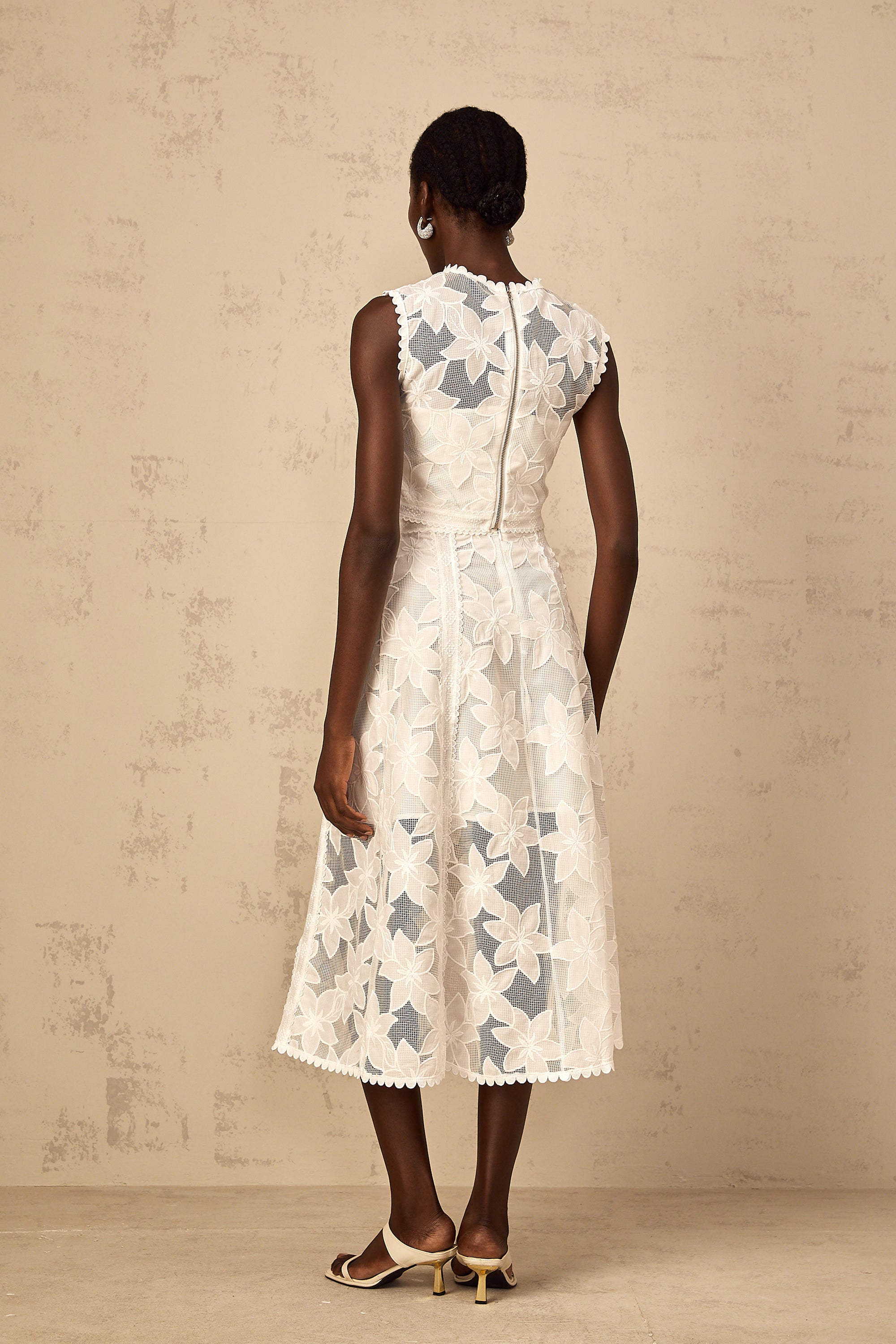 طقم مايليز بلوزة وتنورة مطرزة بالورود باللون الأبيض