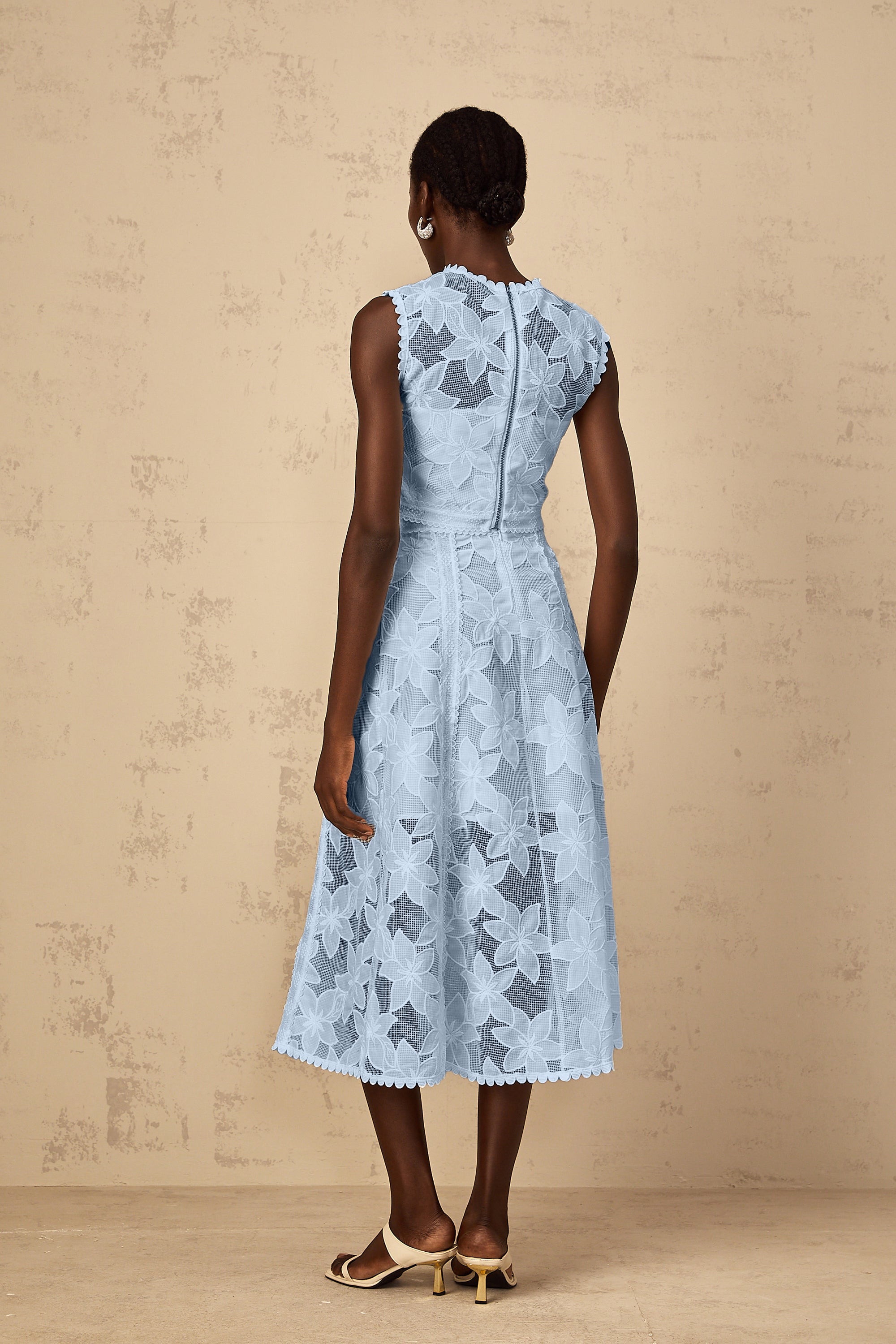 طقم مايليز بلوزة وتنورة مطرزة بالورود باللون الأبيض