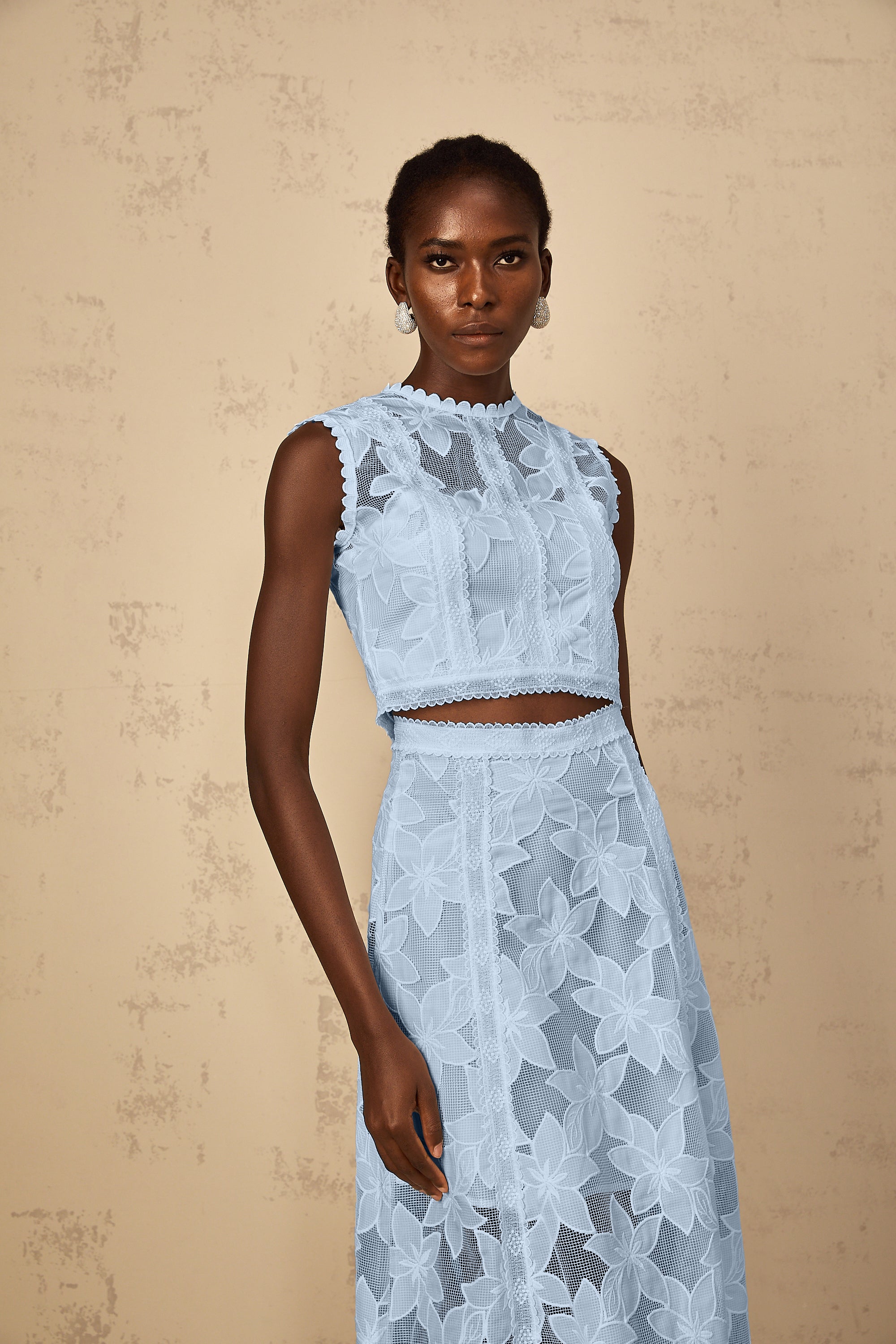 طقم مايليز بلوزة وتنورة مطرزة بالورود باللون الأبيض