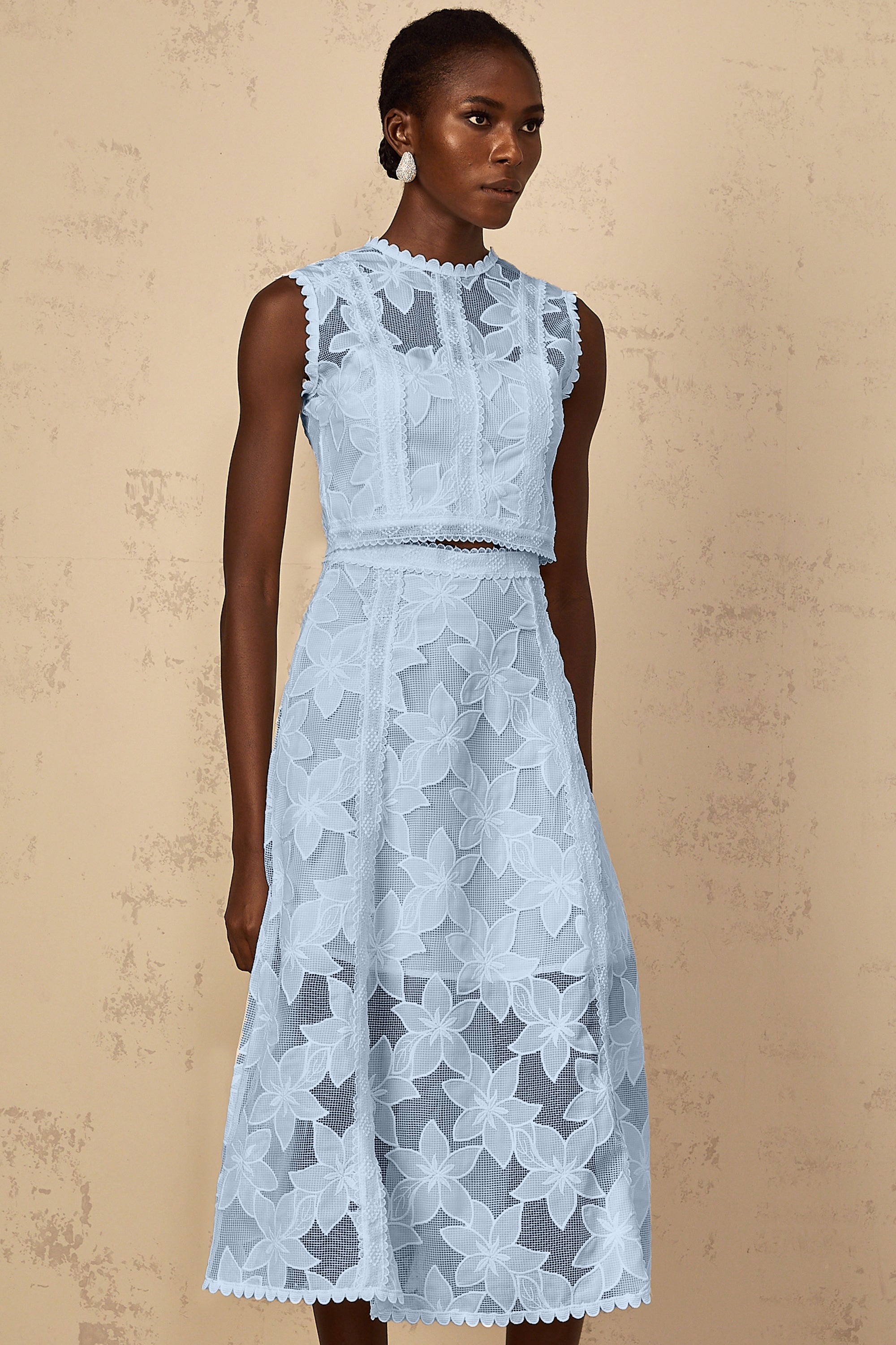 طقم مايليز بلوزة وتنورة مطرزة بالورود باللون الأبيض