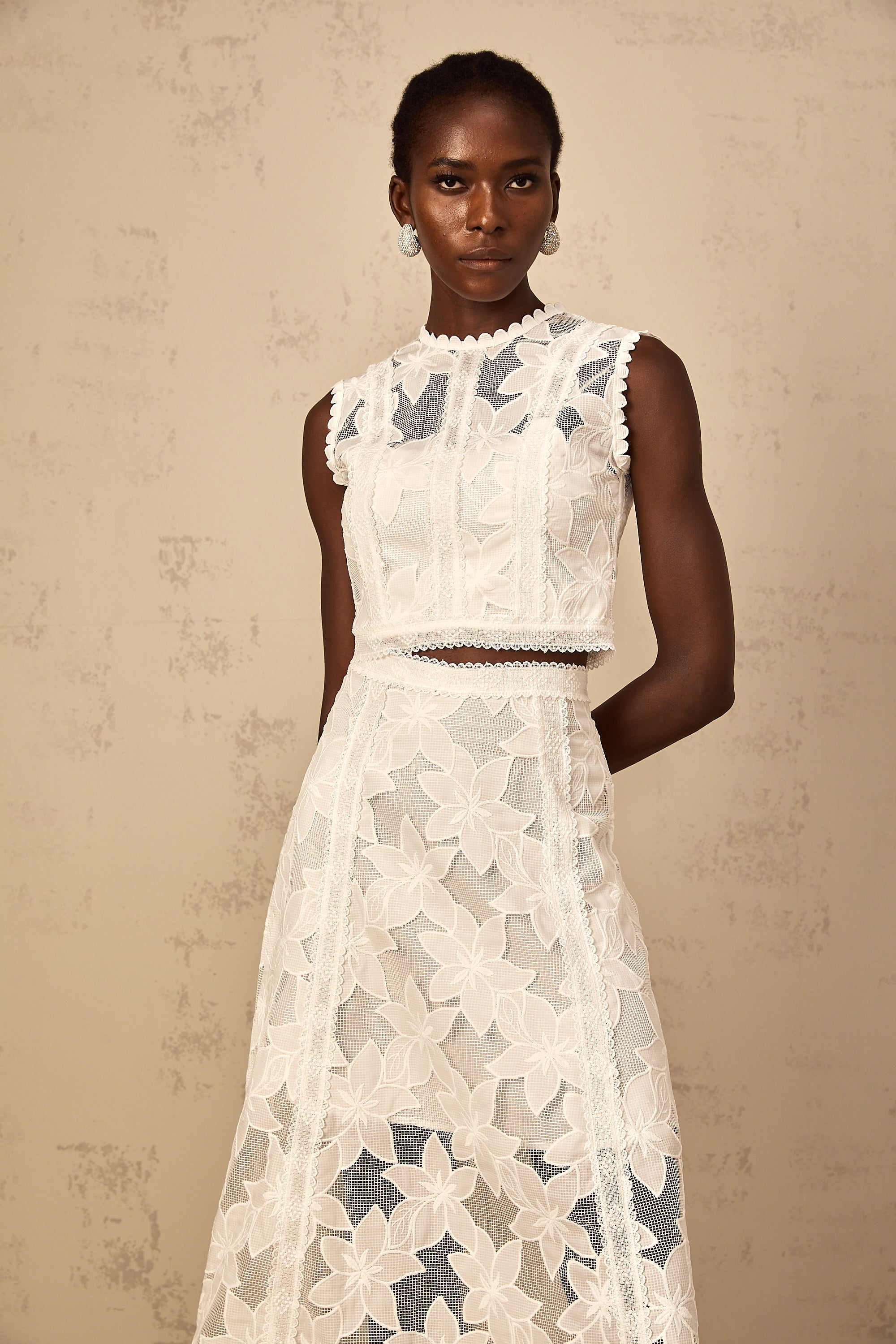 طقم مايليز بلوزة وتنورة مطرزة بالورود باللون الأبيض