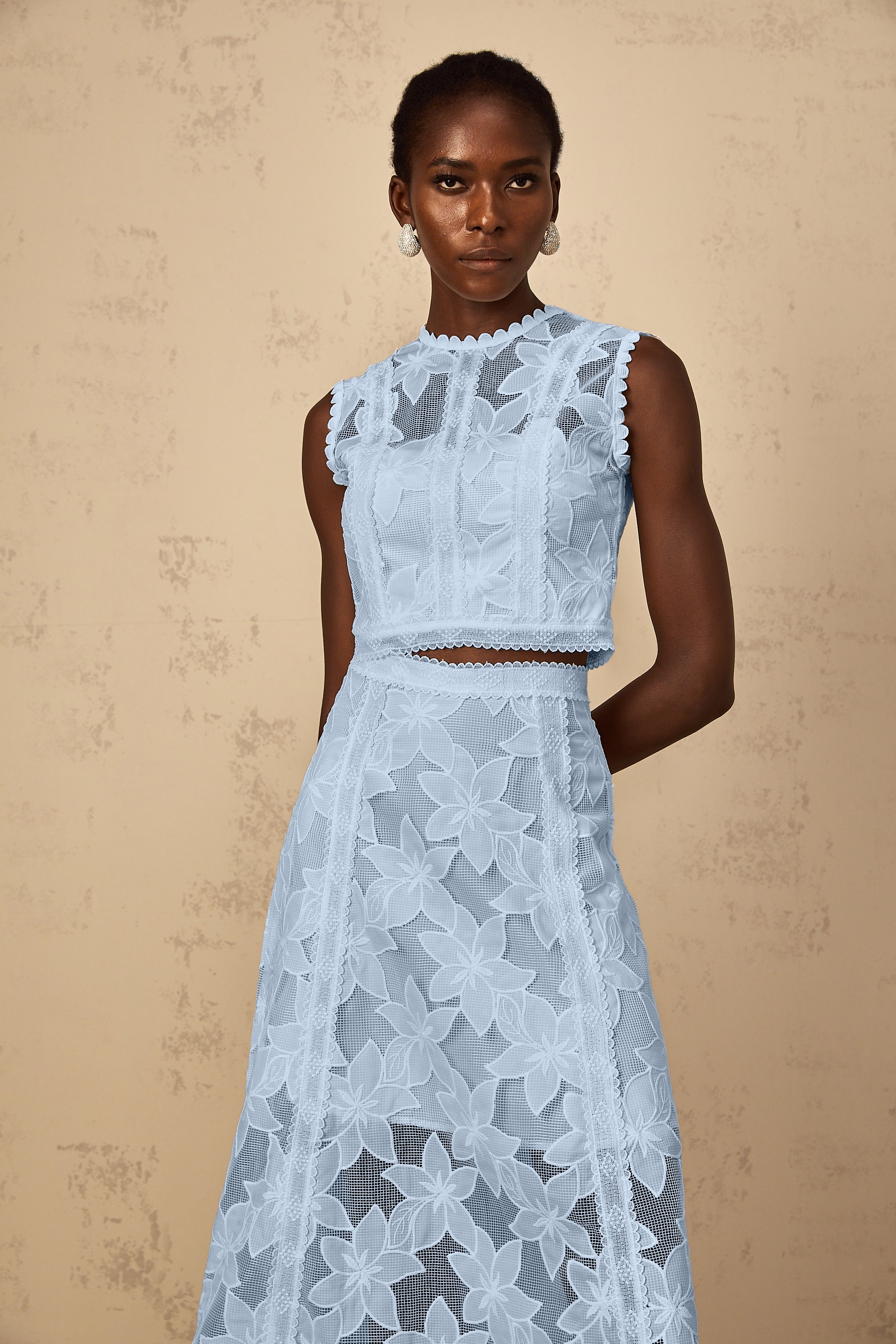 طقم مايليز بلوزة وتنورة مطرزة بالورود باللون الأبيض