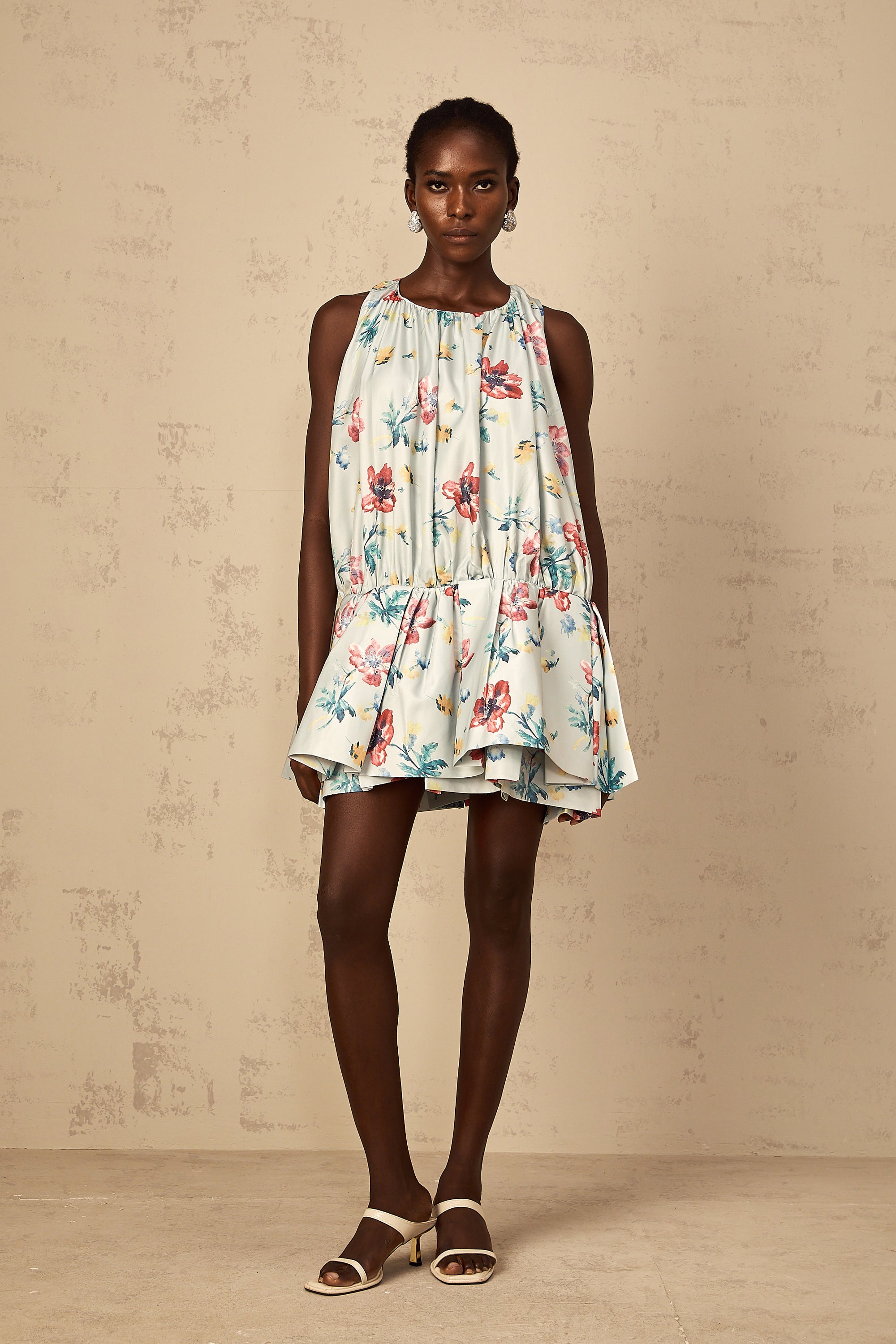 فستان ويندي جرين القصير المزين بطبعة زهور