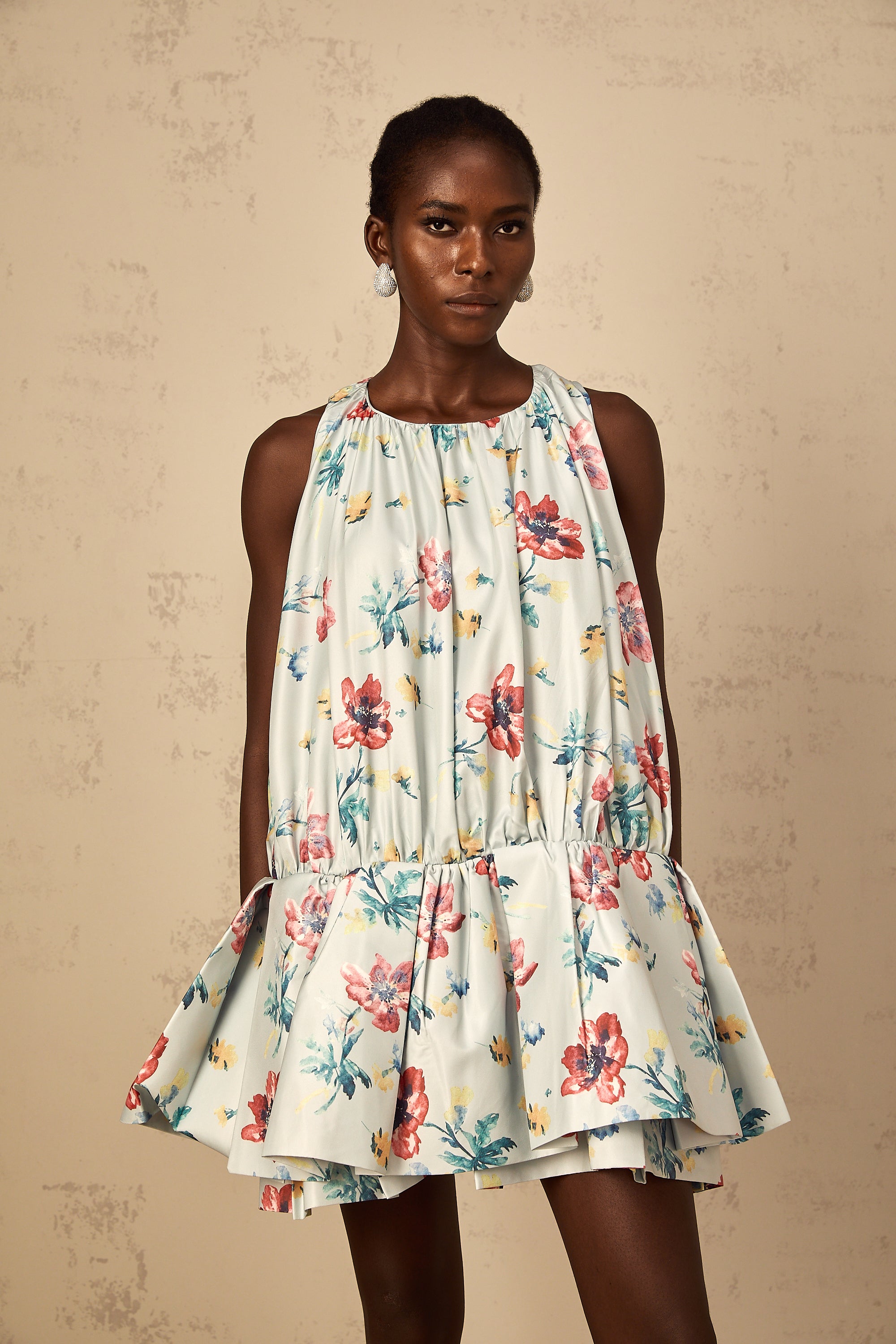 فستان ويندي جرين القصير المزين بطبعة زهور