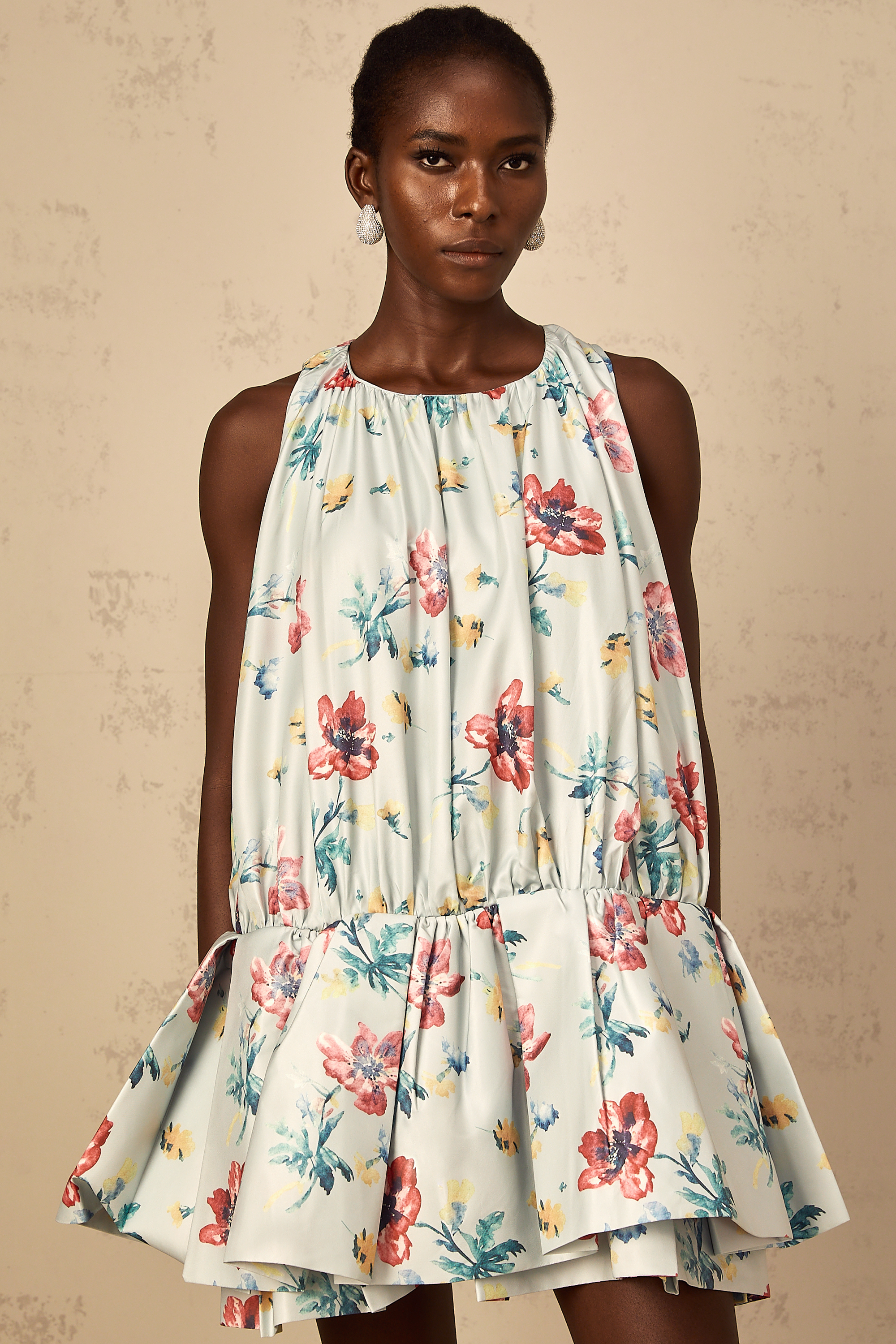 فستان ويندي جرين القصير المزين بطبعة زهور