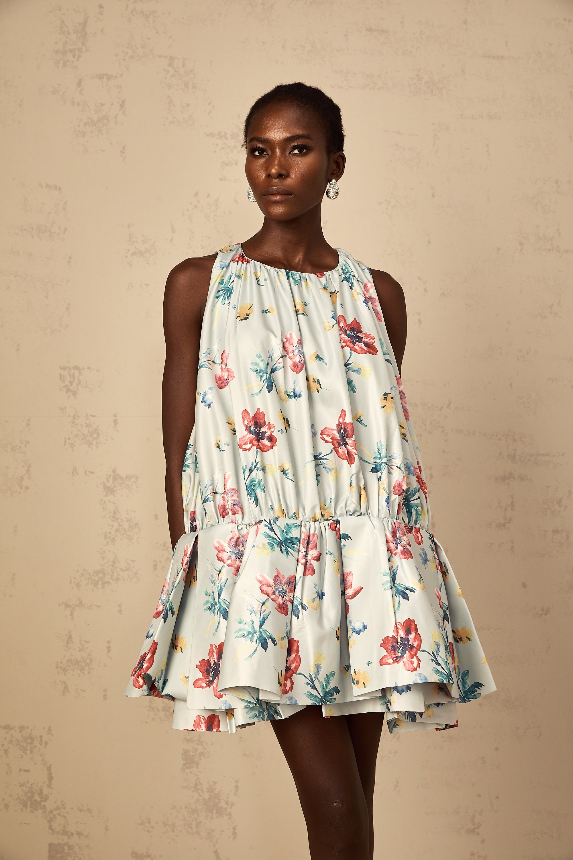 فستان ويندي جرين القصير المزين بطبعة زهور