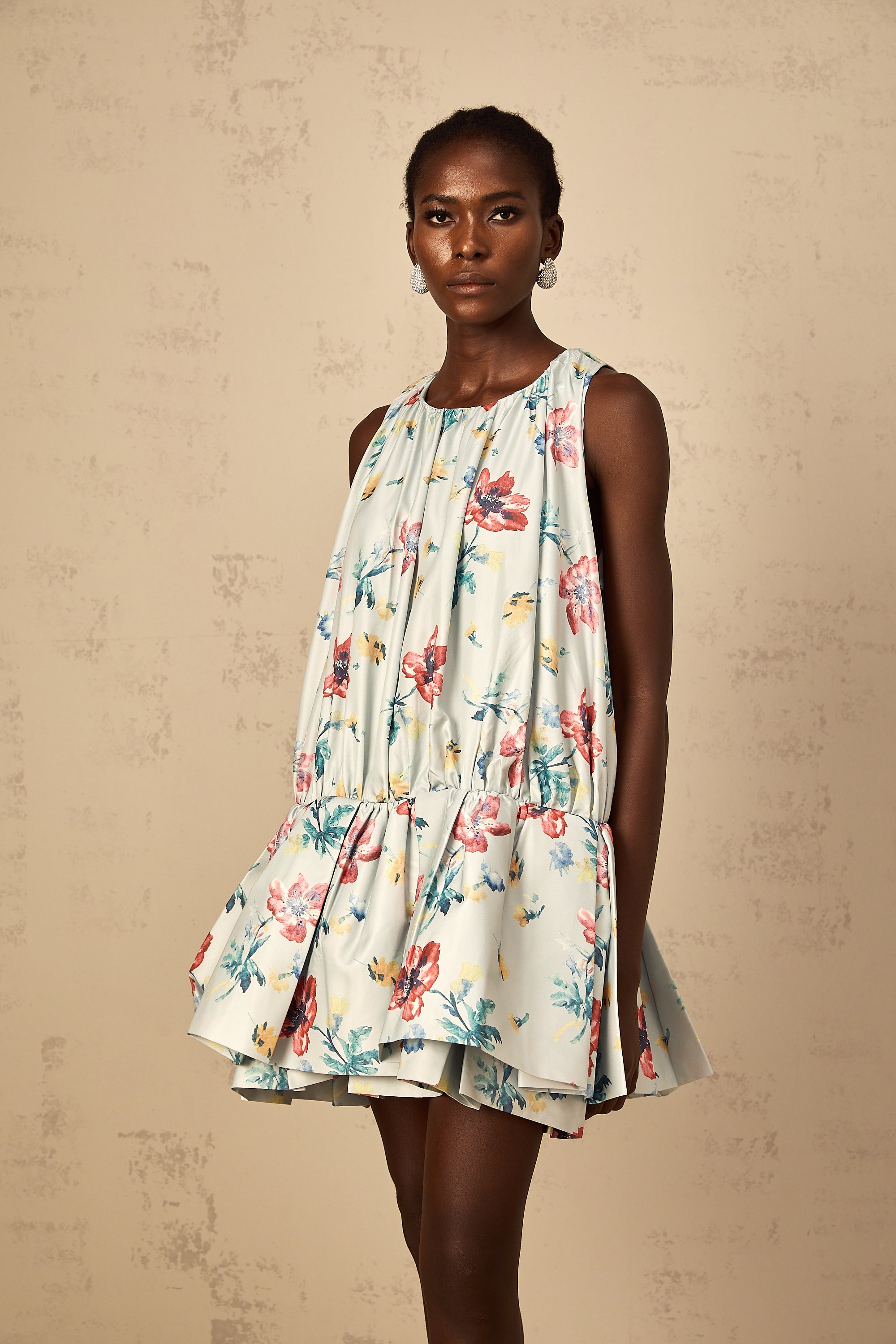 فستان ويندي جرين القصير المزين بطبعة زهور