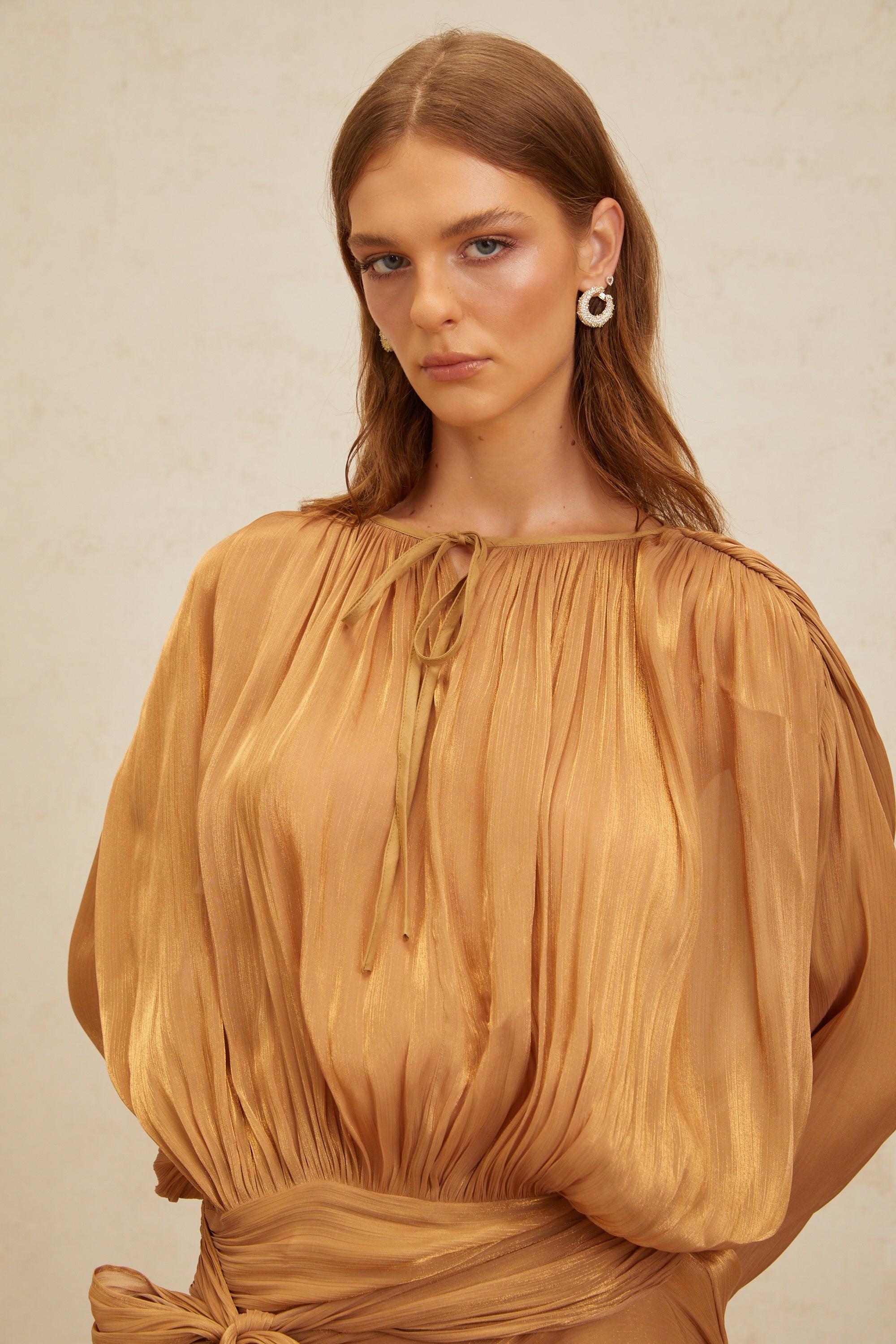 فستان يوجيني الذهبي القصير المطوي بالكامل والمكشكش