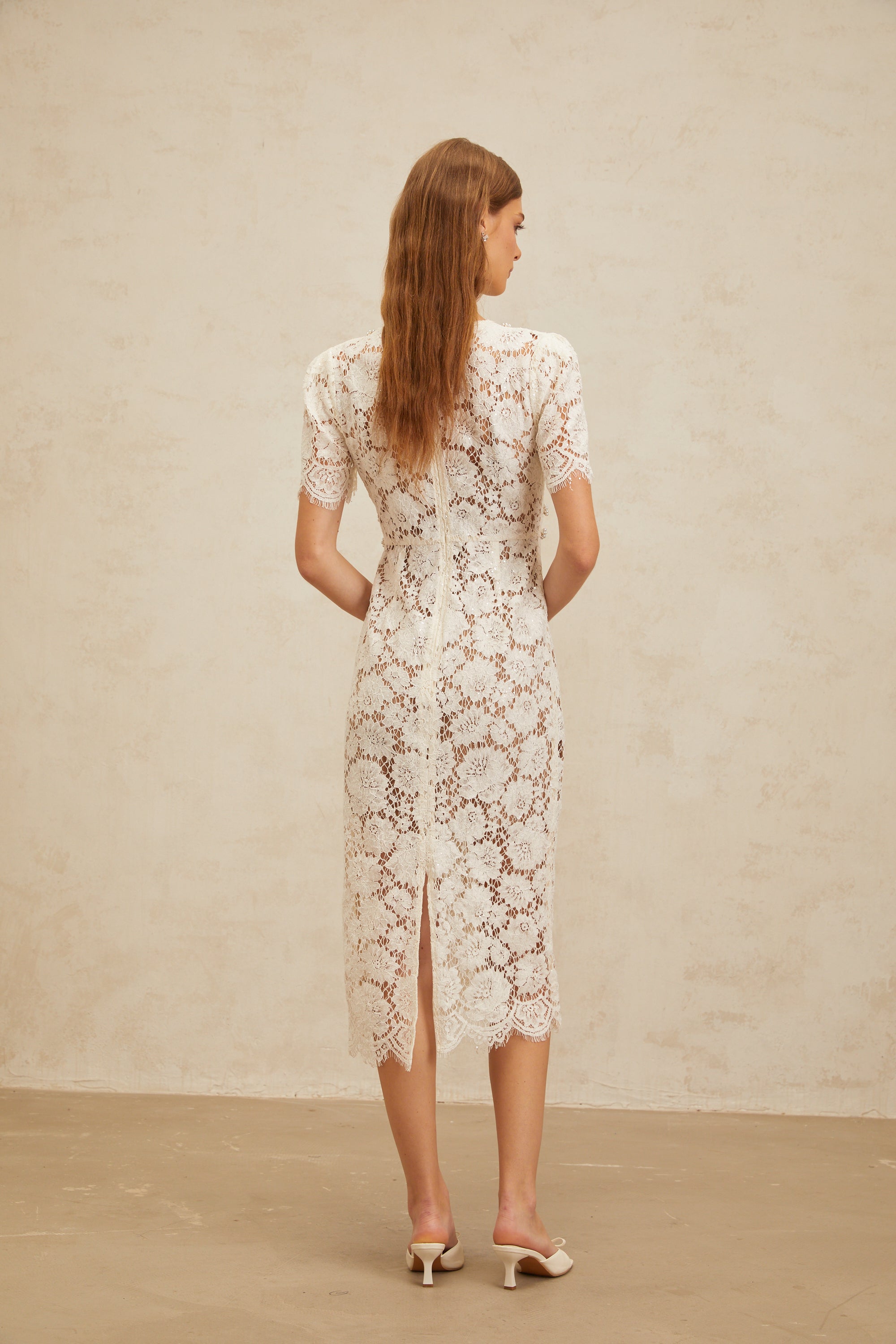 فستان أورور الأبيض المزهر من الدانتيل