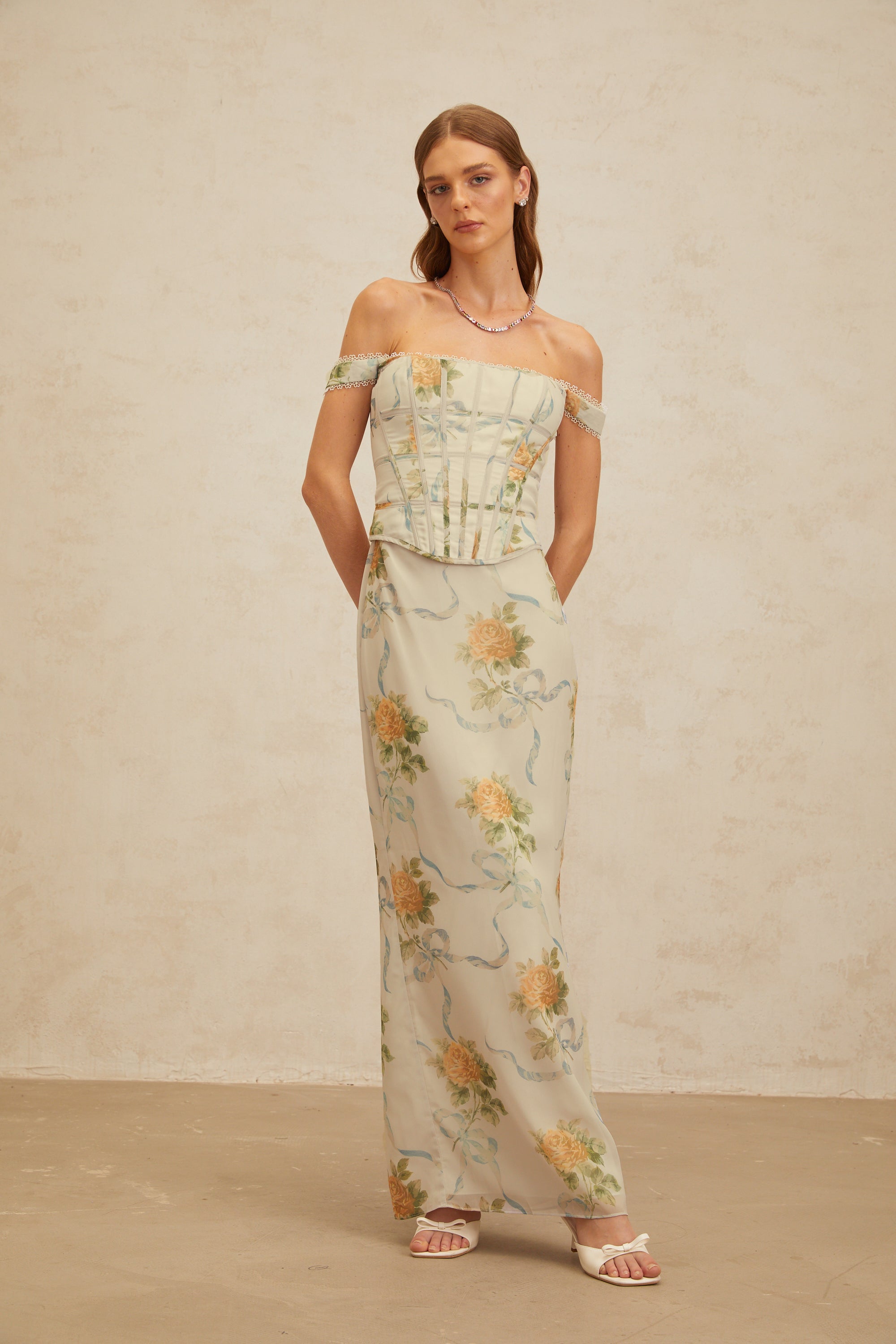 Béryl – Figurbetontes Maxikleid mit Blumenmuster in Zartblau