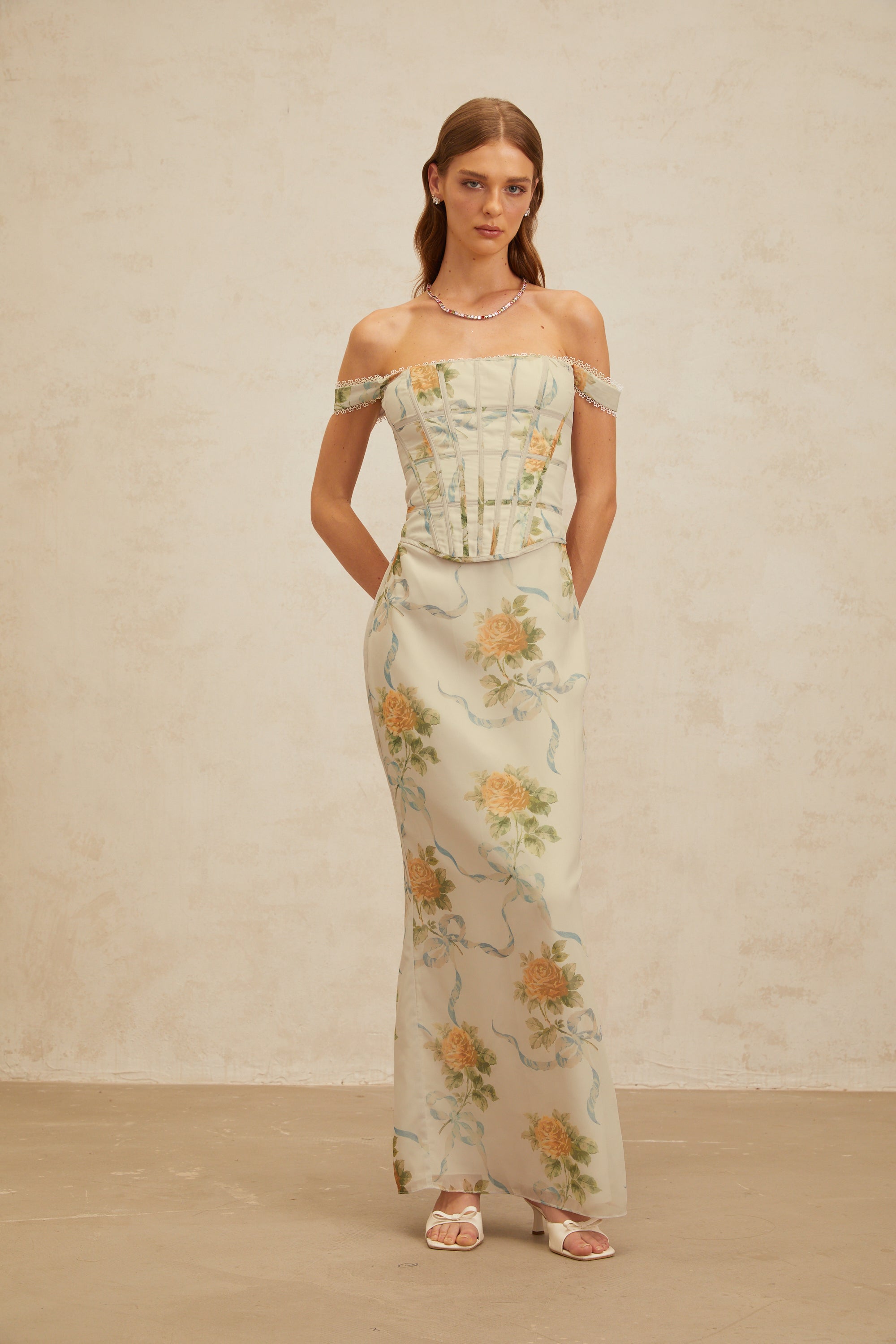 Béryl – Figurbetontes Maxikleid mit Blumenmuster in Zartblau