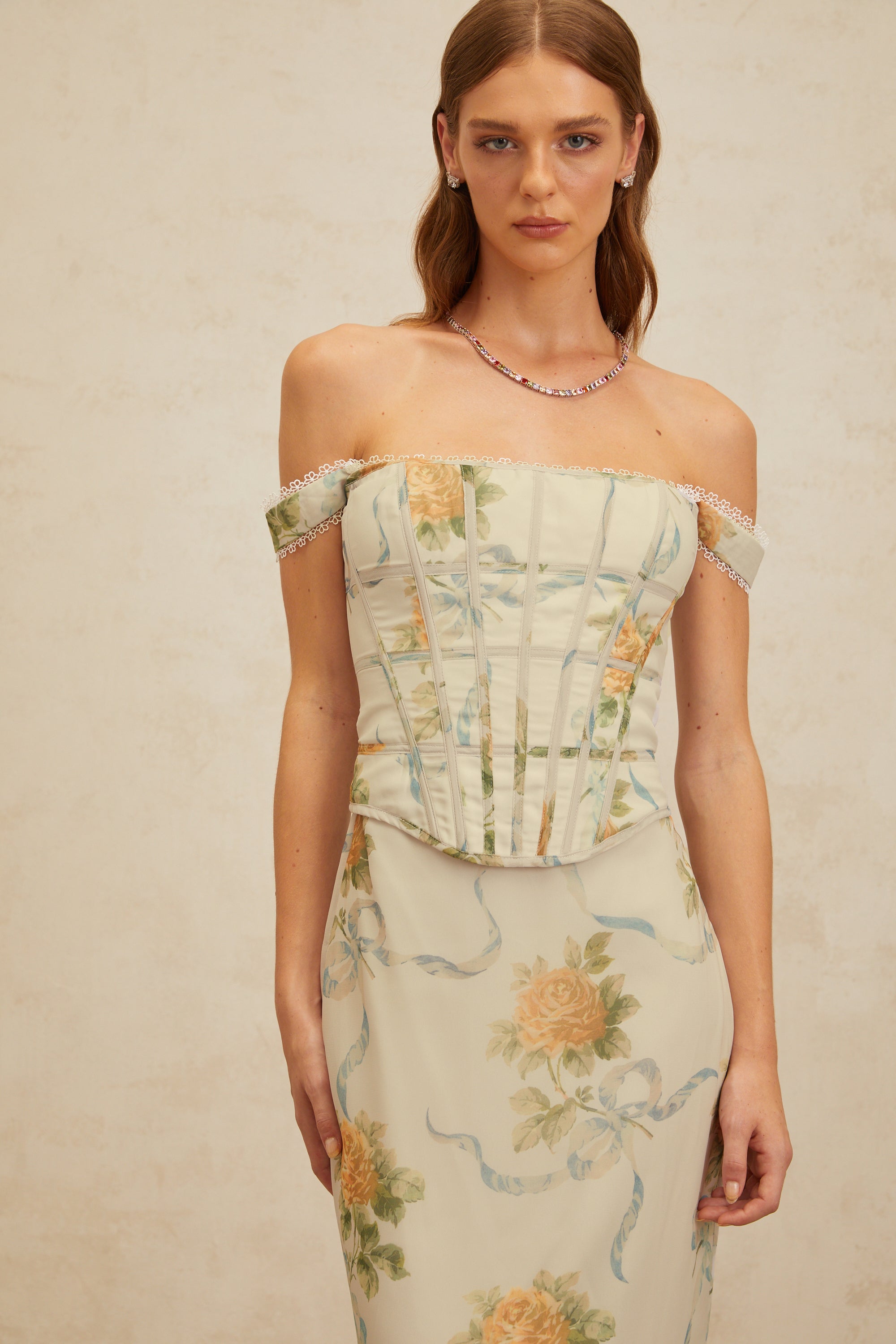 Béryl – Figurbetontes Maxikleid mit Blumenmuster in Zartblau