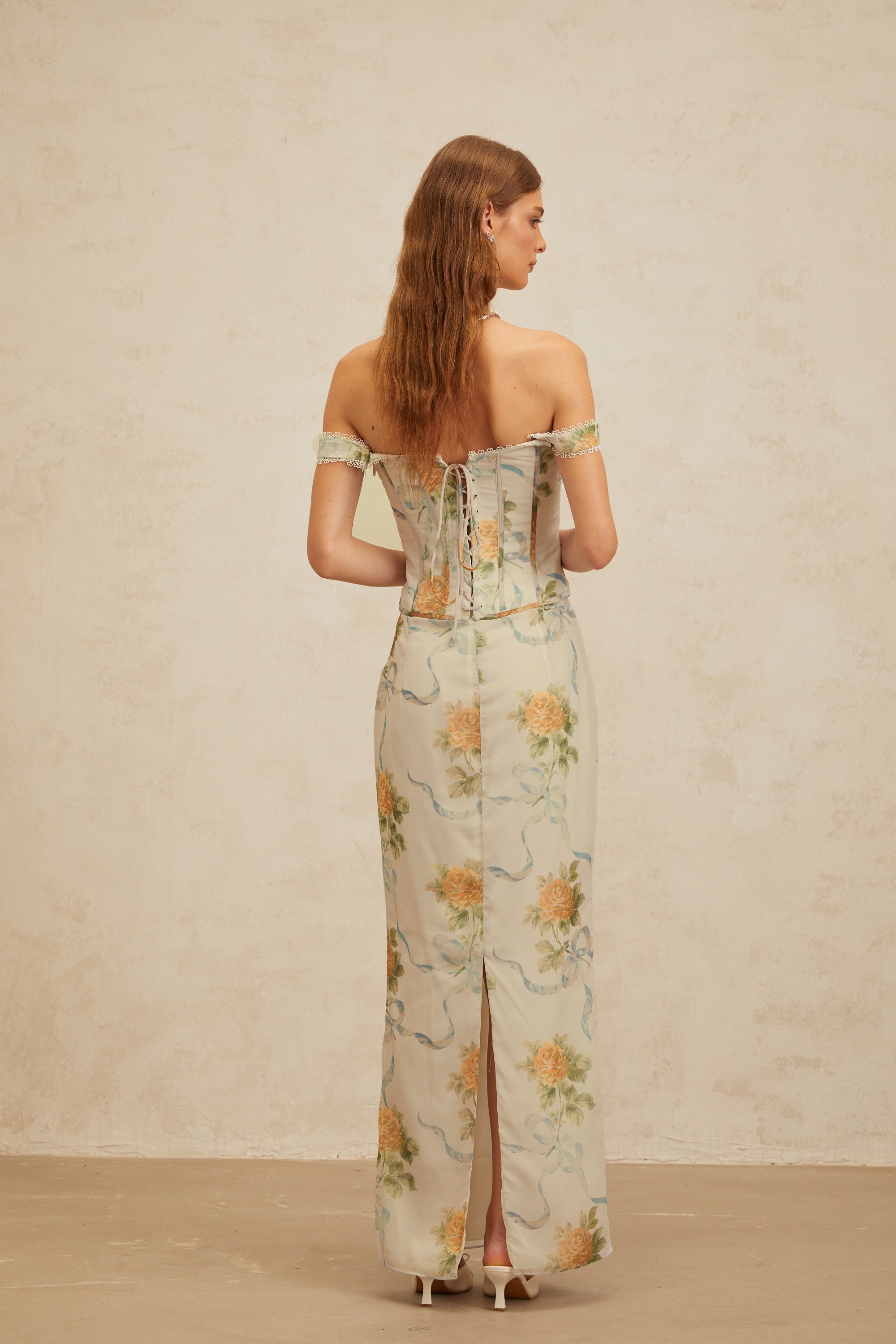 Béryl – Figurbetontes Maxikleid mit Blumenmuster in Zartblau