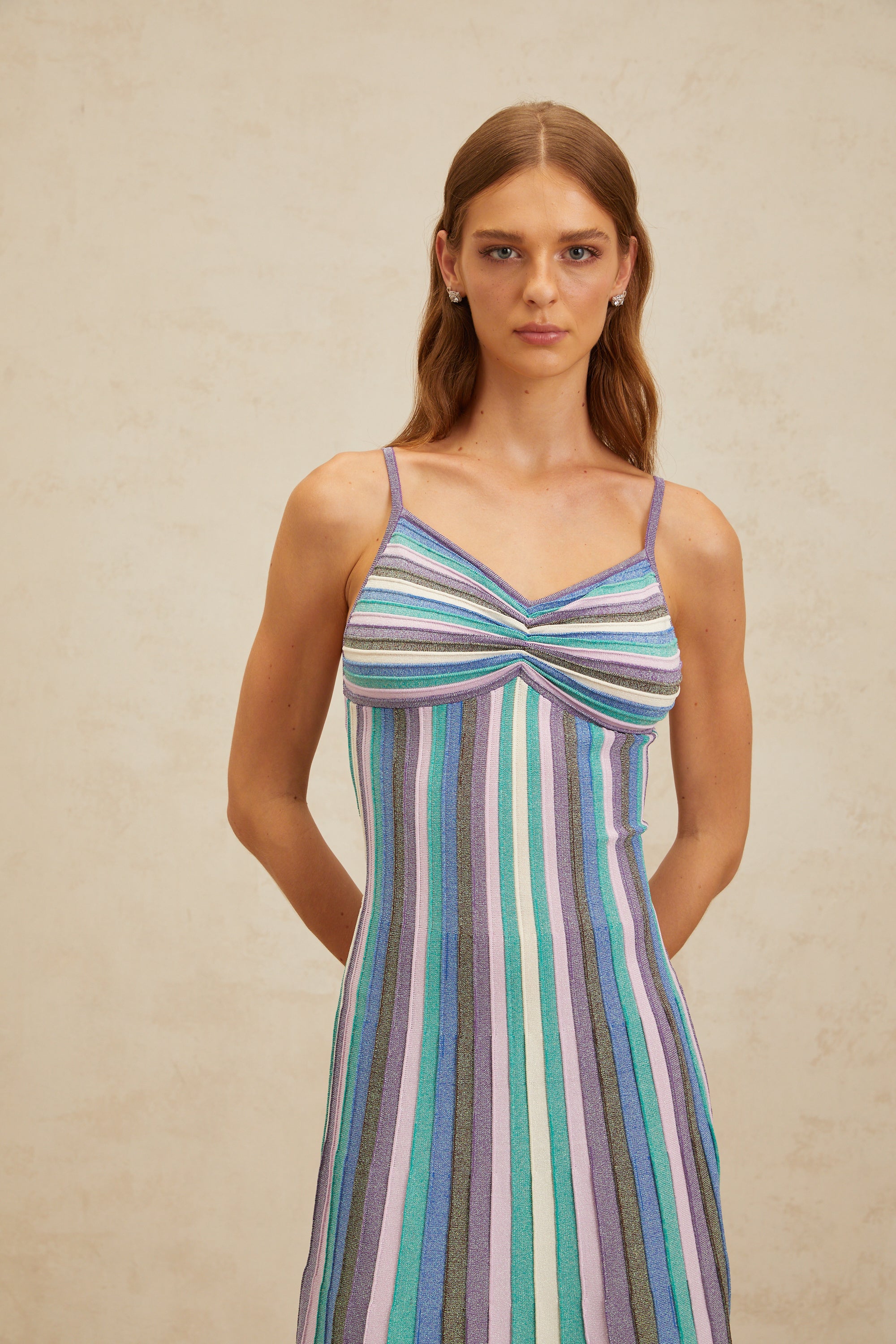 فستان ماكسي مخطط مطرز بالترتر من Bruyère باللون الأرجواني