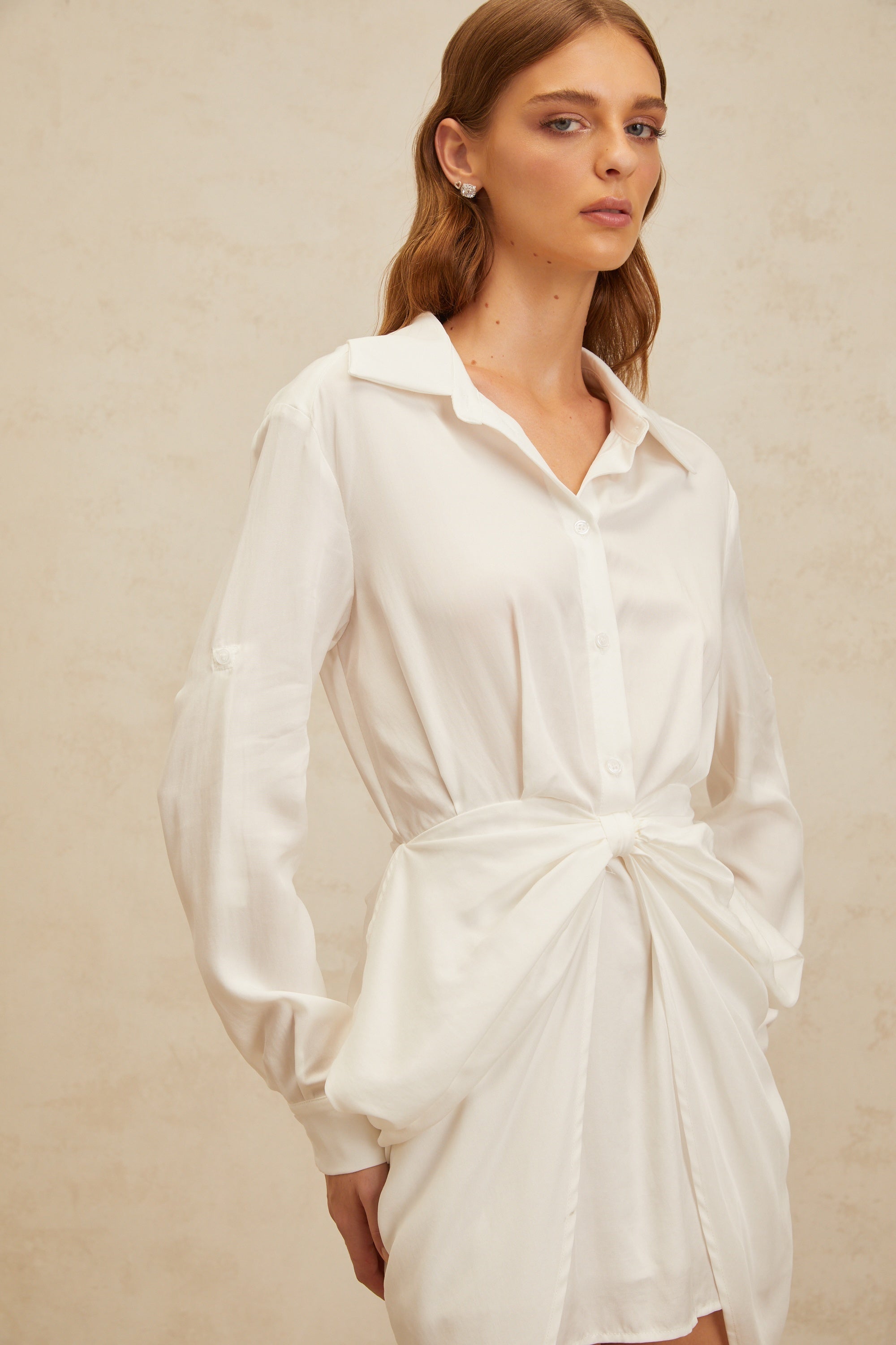 فستان ديان وايت الأنيق القصير بعقدة فيونكة